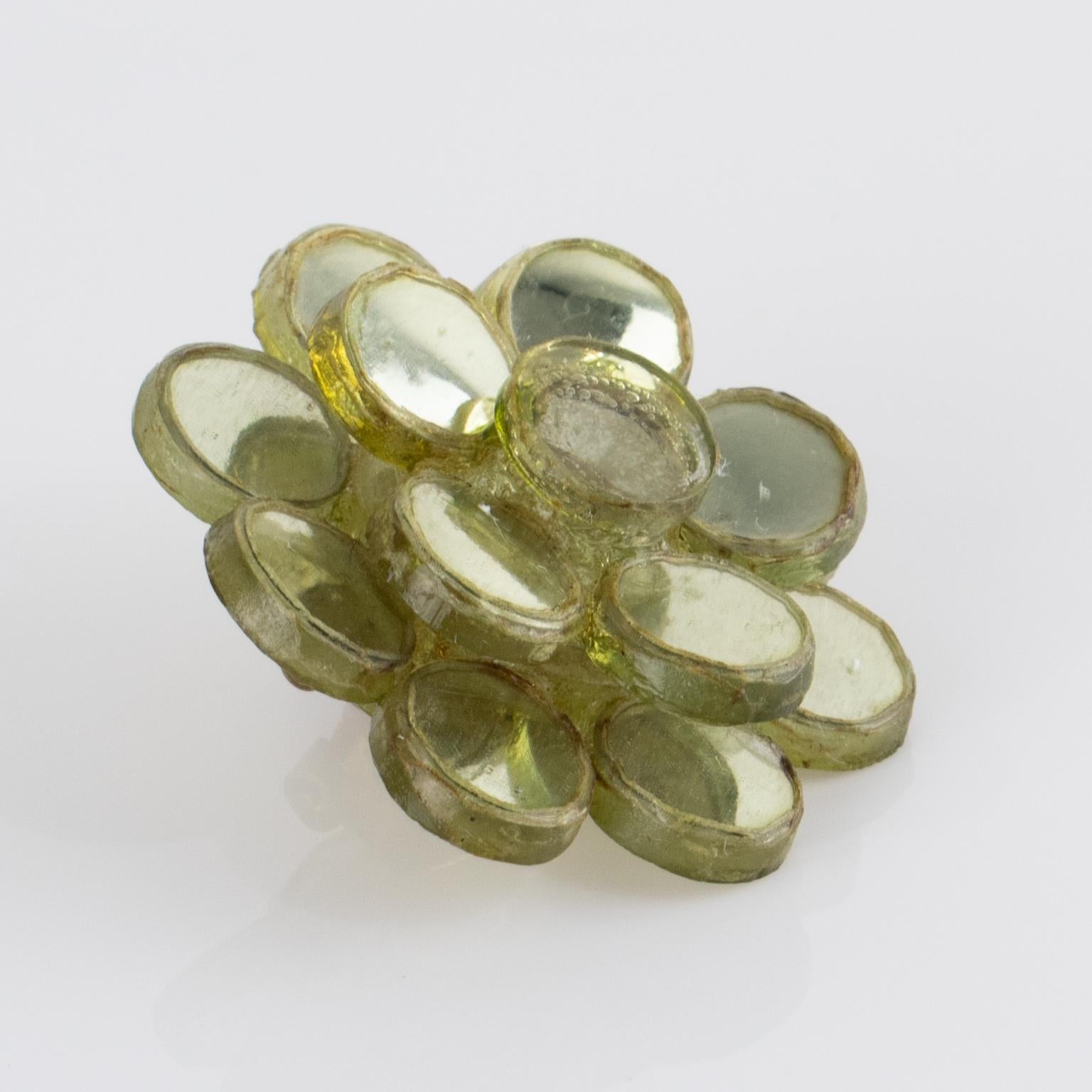 Monique Vautrin Line Greene & Greene Greene Boucles d'oreilles à clip floral en talosel et miroir vert en vente 1