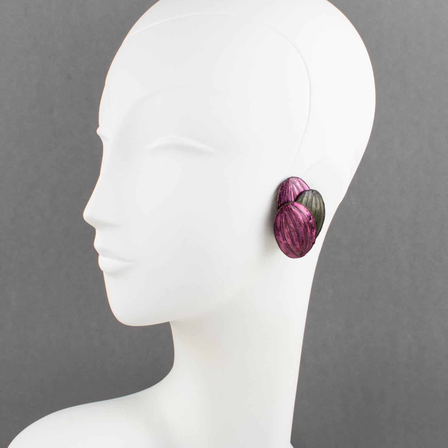 Elegantes boucles d'oreilles Monique Vedie en talosel ou en résine à clipser. Une fleur stylisée en forme de dimension dans des couleurs violettes et vertes perlées. Pas de marque de fabricant visible, comme toutes les pièces vintage de