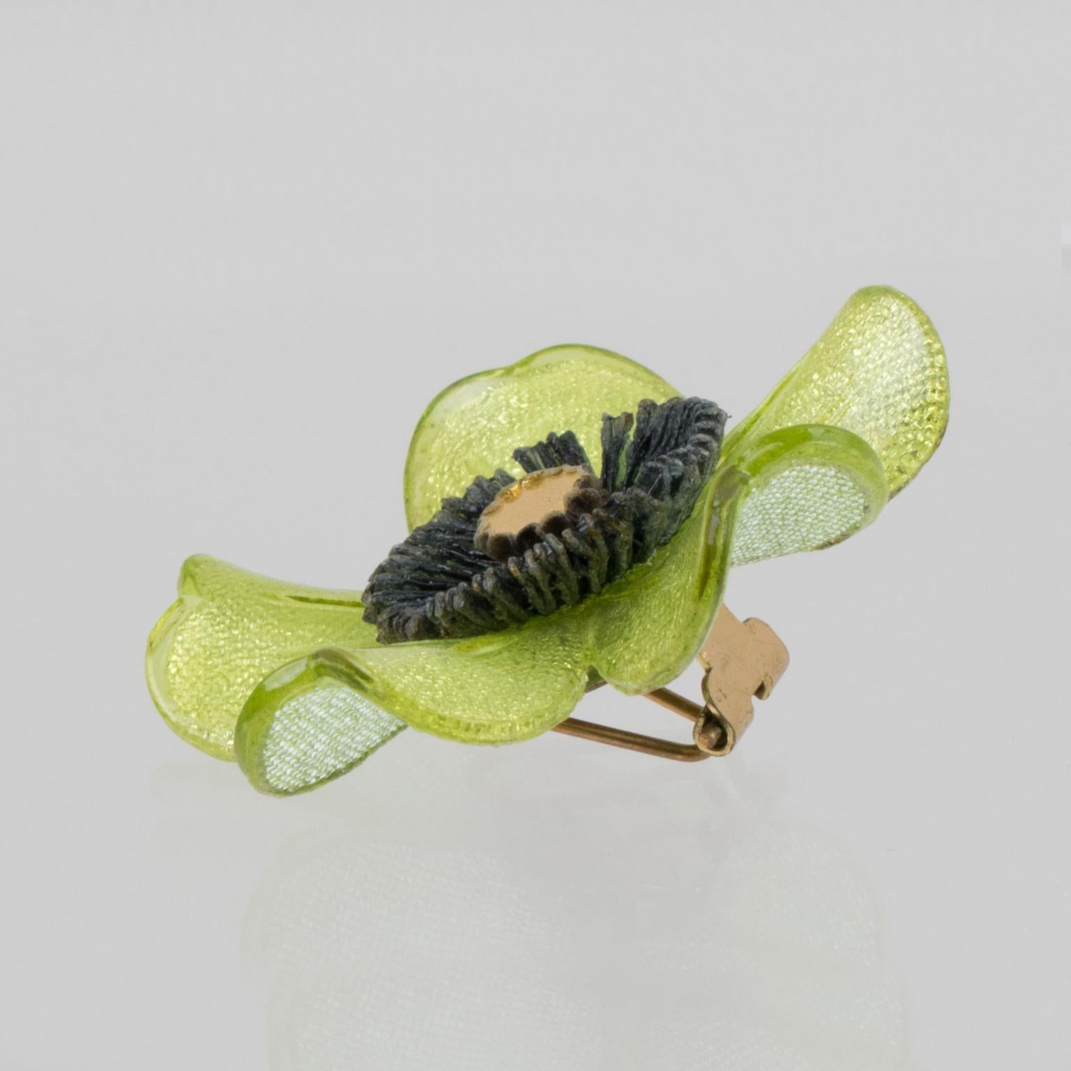 Monique Vedie, Line Vautrin Studente Orecchini a Clip in Resina Fiore di Pistacchio in vendita 2