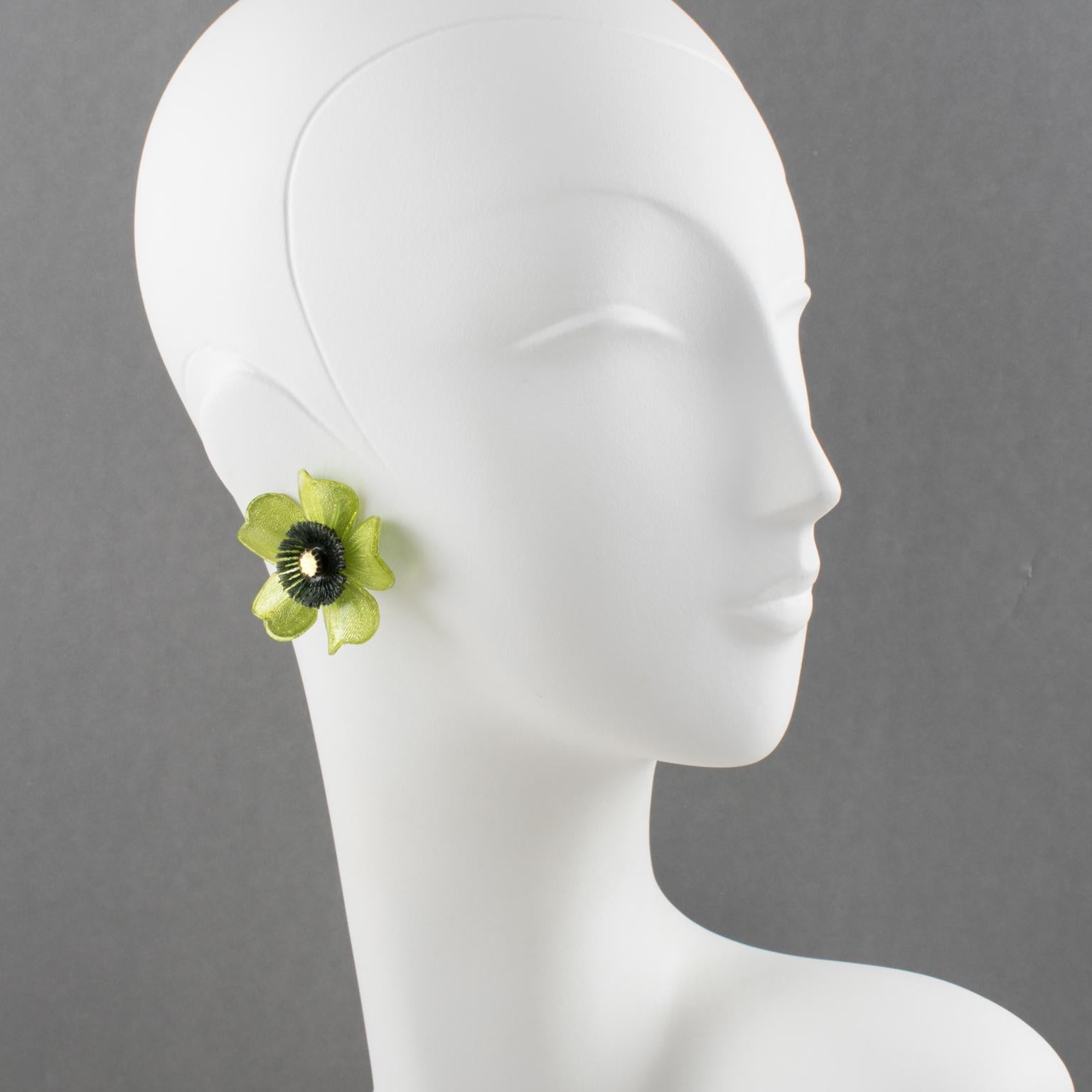 Monique Vedie, Line Vautrin Studente Orecchini a Clip in Resina Fiore di Pistacchio in vendita 3