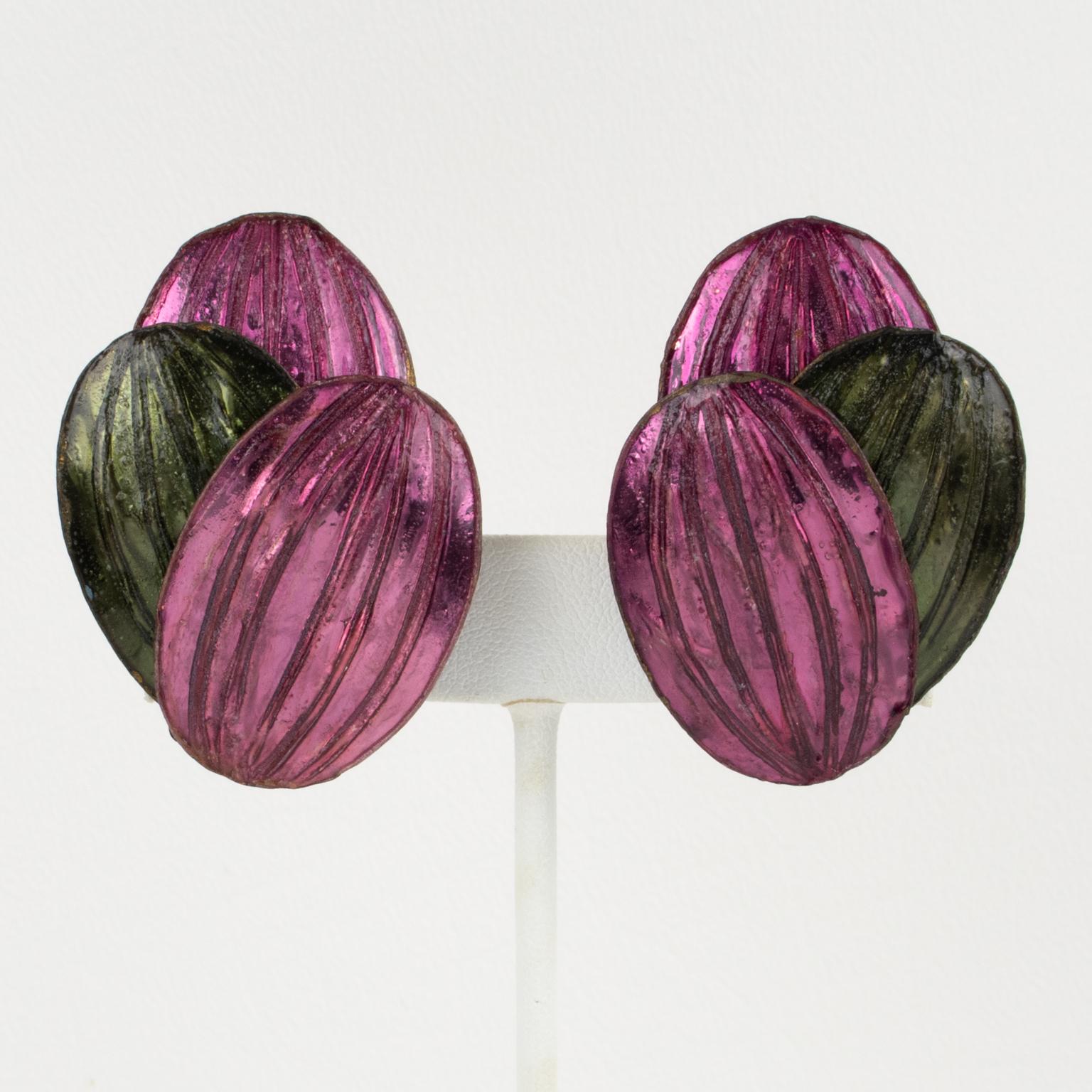 Pendientes florales de resina verde y morada Monique Vedie, Escuela Line Vautrin en venta 1