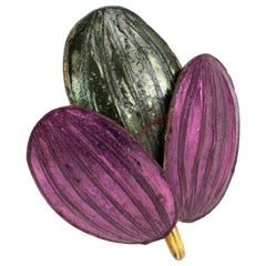 Spilla floreale Monique Vedie Talosel in resina viola e verde, Scuola Line Vautrin