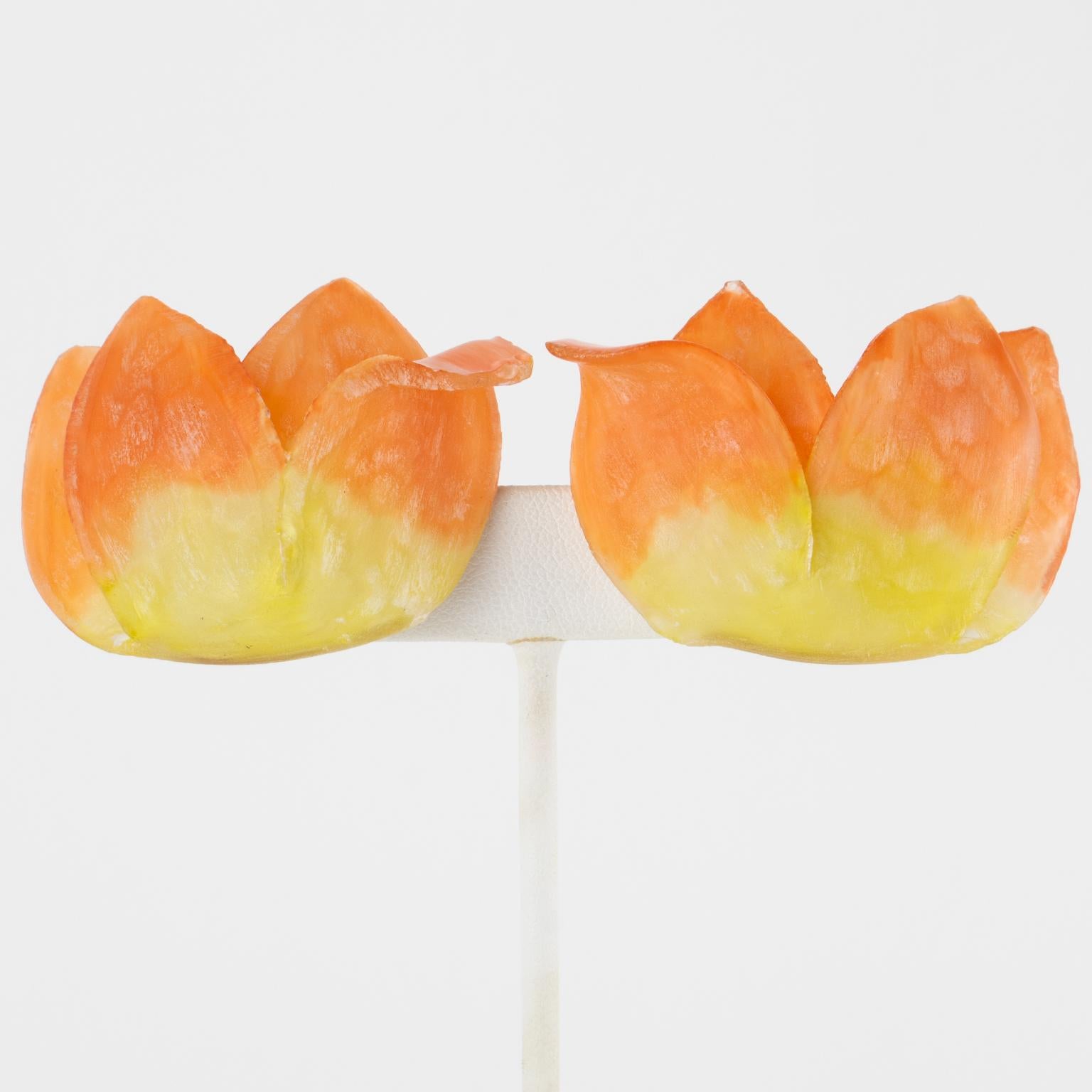 Estos impresionantes pendientes de clip de resina o Talosel de Monique Vedie presentan una rara y estilizada flor de tulipán dimensional en colores naranja texturizado, salmón y amarillo claro. No hay ninguna marca visible del
