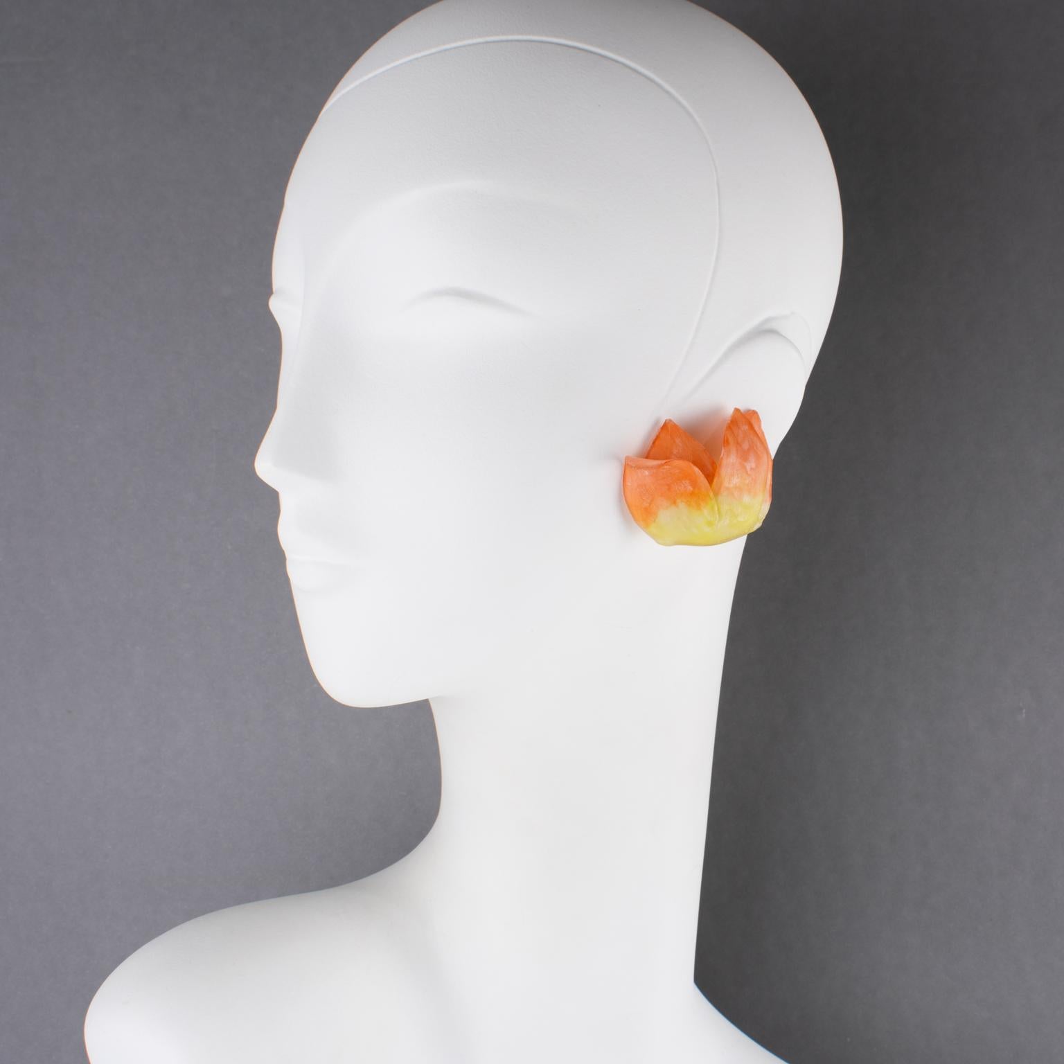 Pendientes de clip floral de tulipán de resina Monique Vedie Talosel, Escuela Line Vautrin Moderno en venta