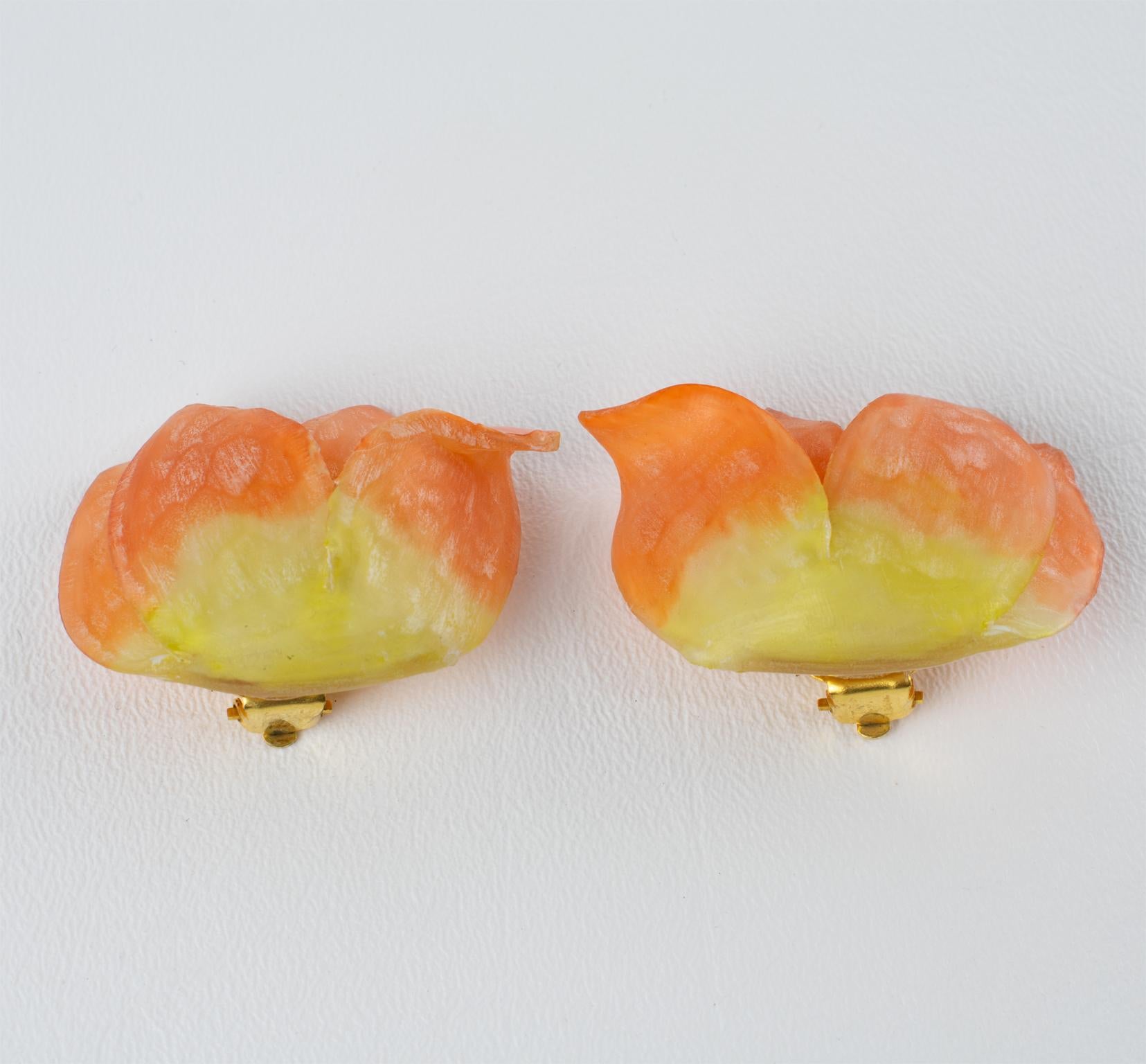 Pendientes de clip floral de tulipán de resina Monique Vedie Talosel, Escuela Line Vautrin en Excelente estado para la venta en Atlanta, GA