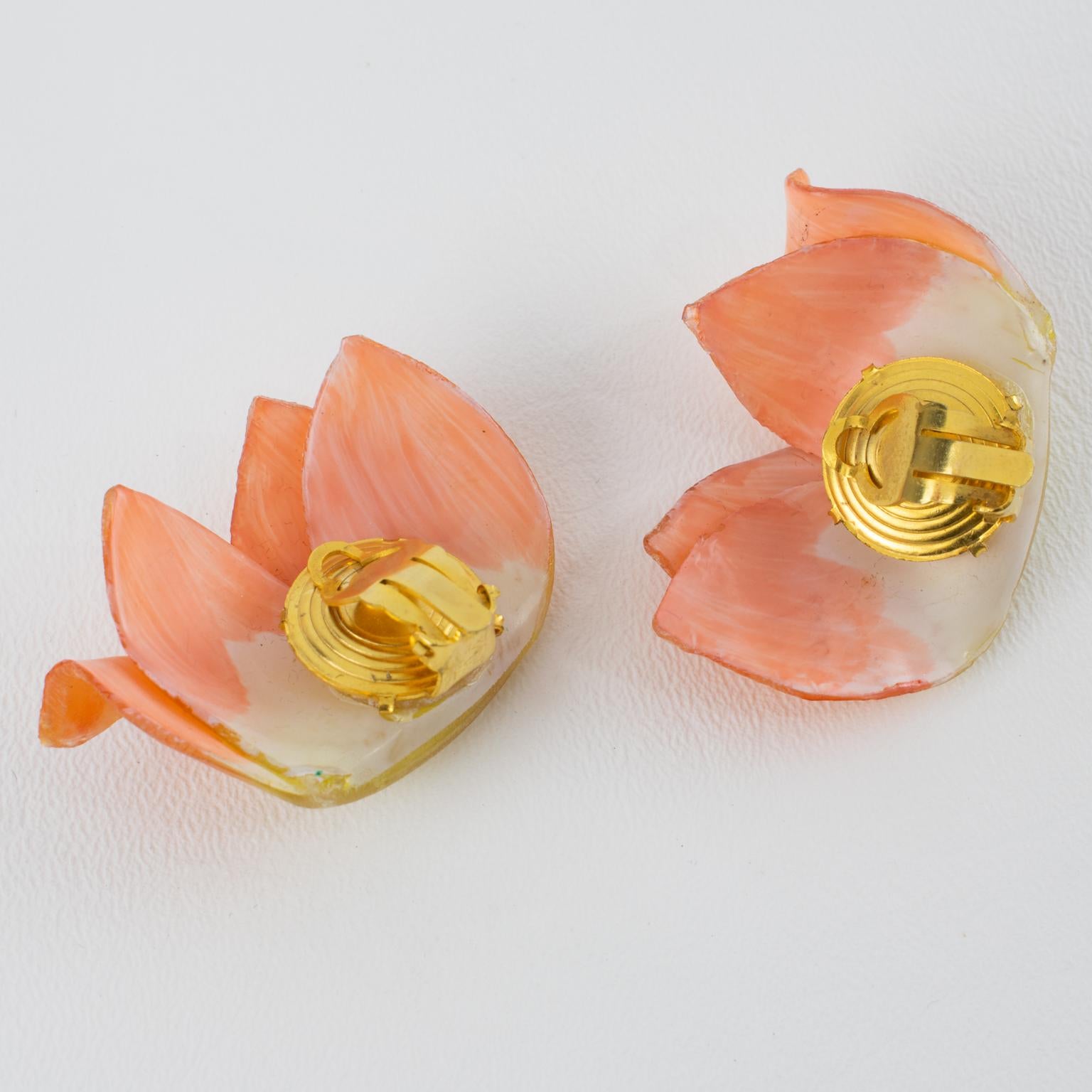 Pendientes de clip floral de tulipán de resina Monique Vedie Talosel, Escuela Line Vautrin en venta 1