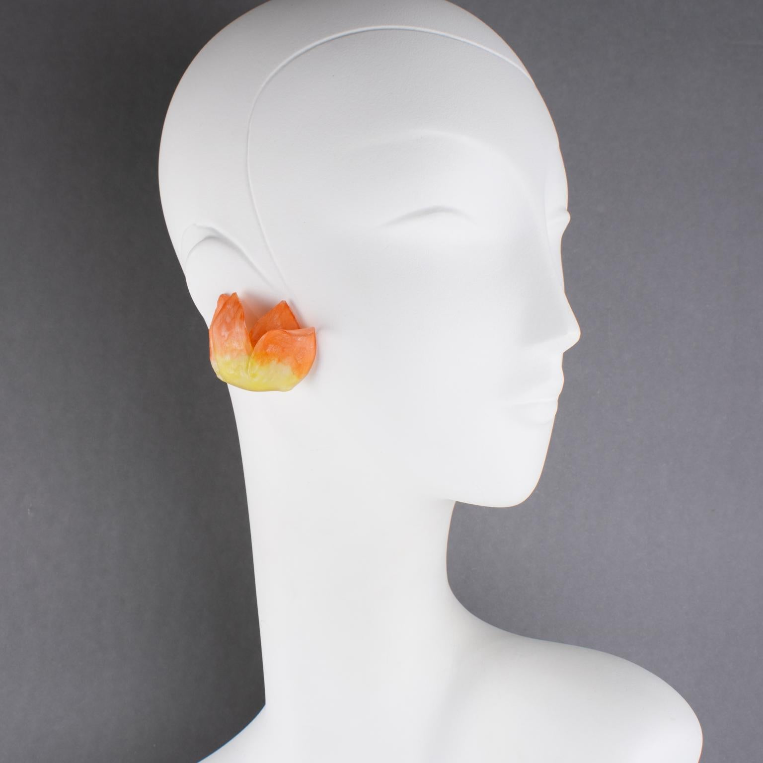 Pendientes de clip floral de tulipán de resina Monique Vedie Talosel, Escuela Line Vautrin en venta 4