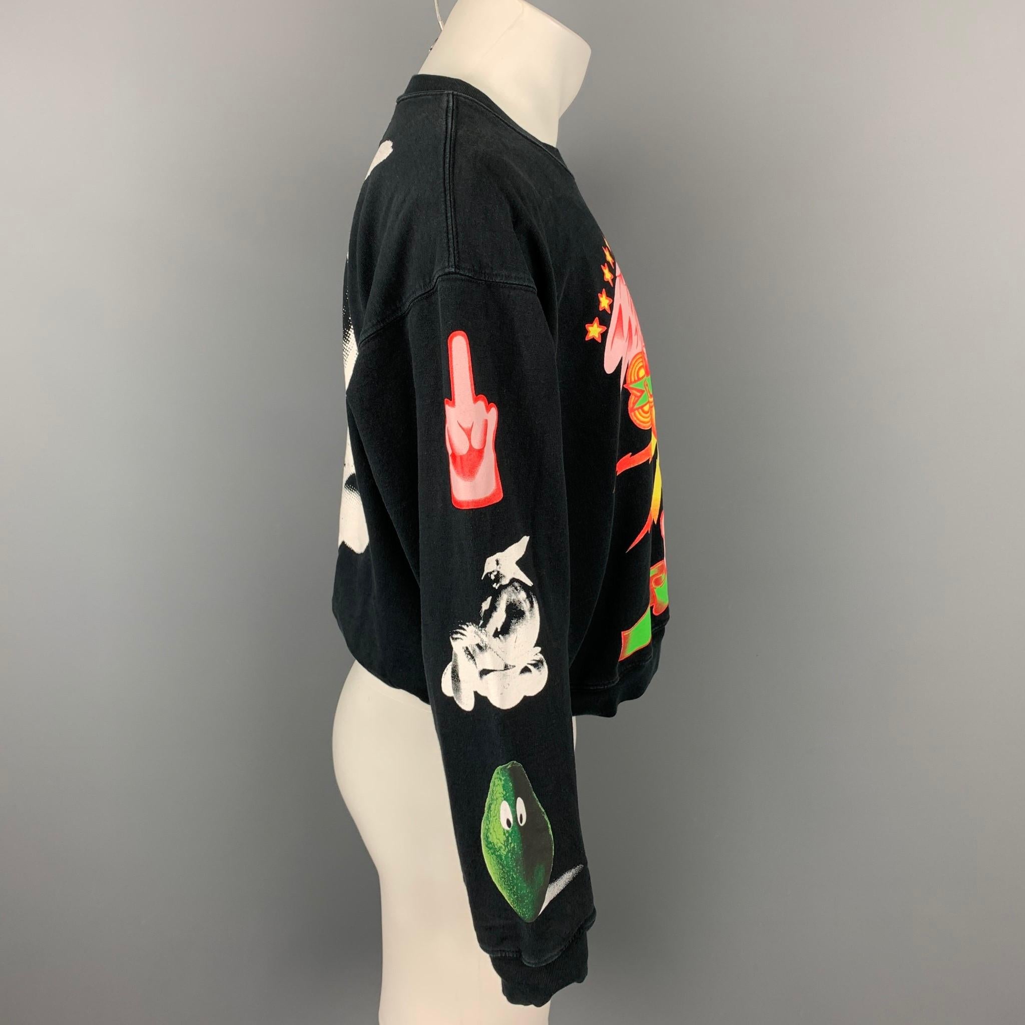 Das MONITALY Sweatshirt aus schwarzer Baumwolle mit abstrakten grafischen Details ist tailliert geschnitten und hat einen Rundhalsausschnitt. Hergestellt in den USA. 

Guter gebrauchter Zustand. 
Markiert: S

Maße: 

Schultern: 24 Zoll. 
Brustkorb: