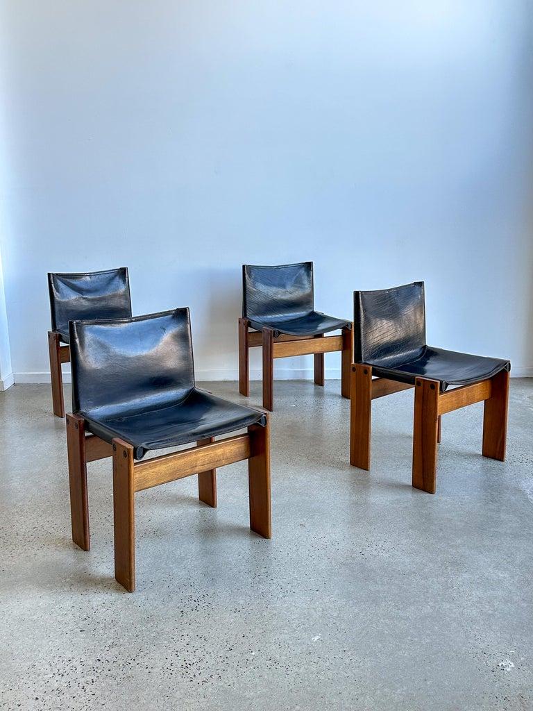 La sedia Monk, disegnata nel 1974, è un pezzo classico che riflette l'attenzione di Scarpa per l'artigianato e i dettagli. La sedia Monk è famosa per il suo design senza tempo ed è diventata un'icona nel mondo dell'arredamento. Le sue linee pulite e