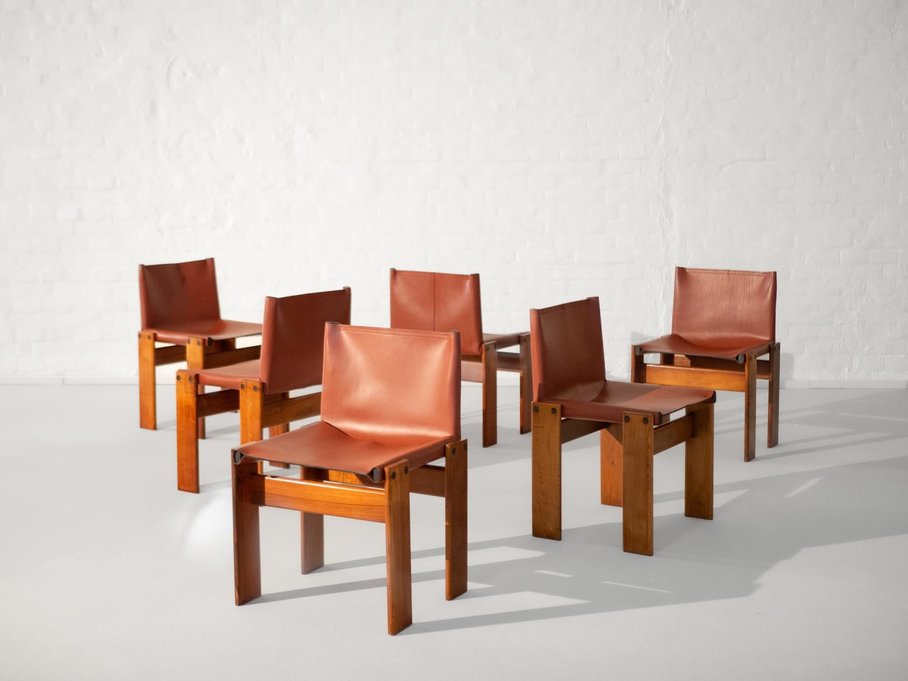 La sedia Monk, disegnata da Afra & Tobia Scarpa per Molteni nel 1969, è un eccezionale esempio di design italiano. Questo iconico mobile rappresenta la perfetta combinazione di funzionalità, comfort ed estetica minimalista, riflettendo l'approccio