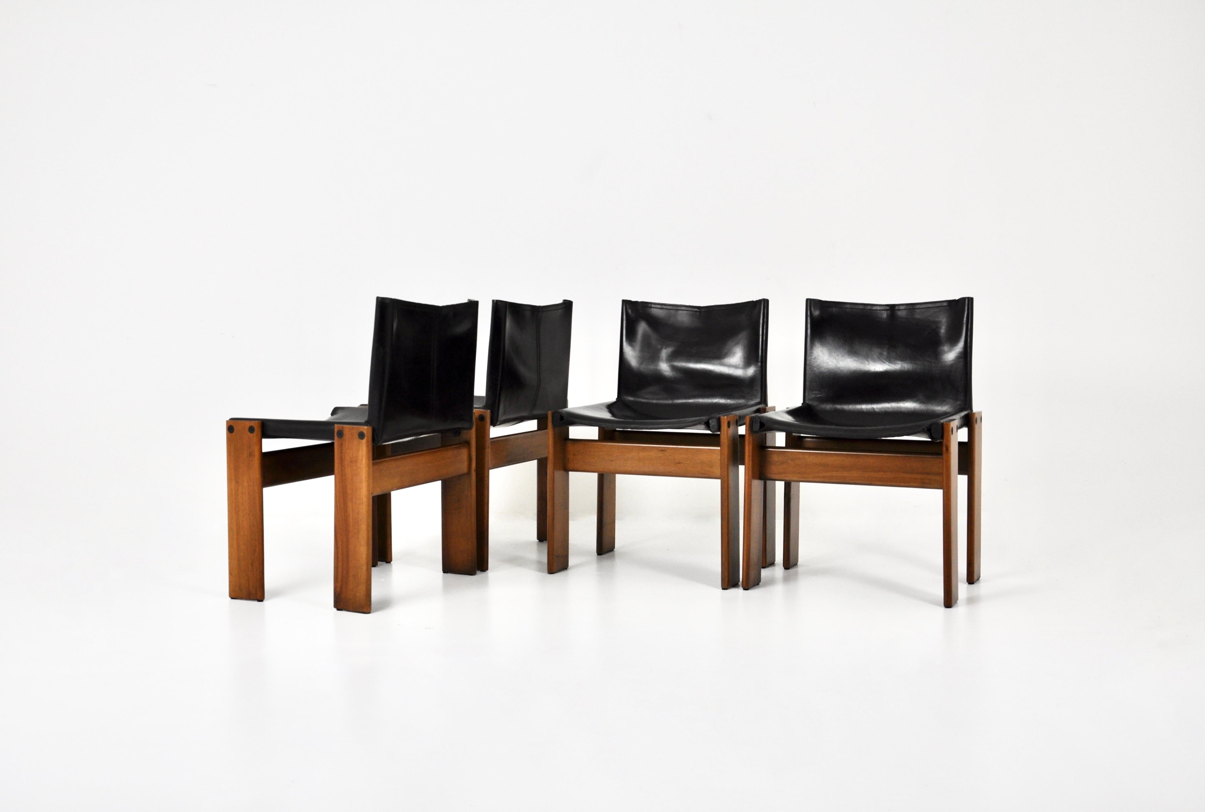 Ensemble de 4 chaises en cuir noir et bois conçu par Afra & Tobia Scarpa. Modèle : Moine. Hauteur d'assise : 43cm Usure due au temps et à l'âge des chaises.
 