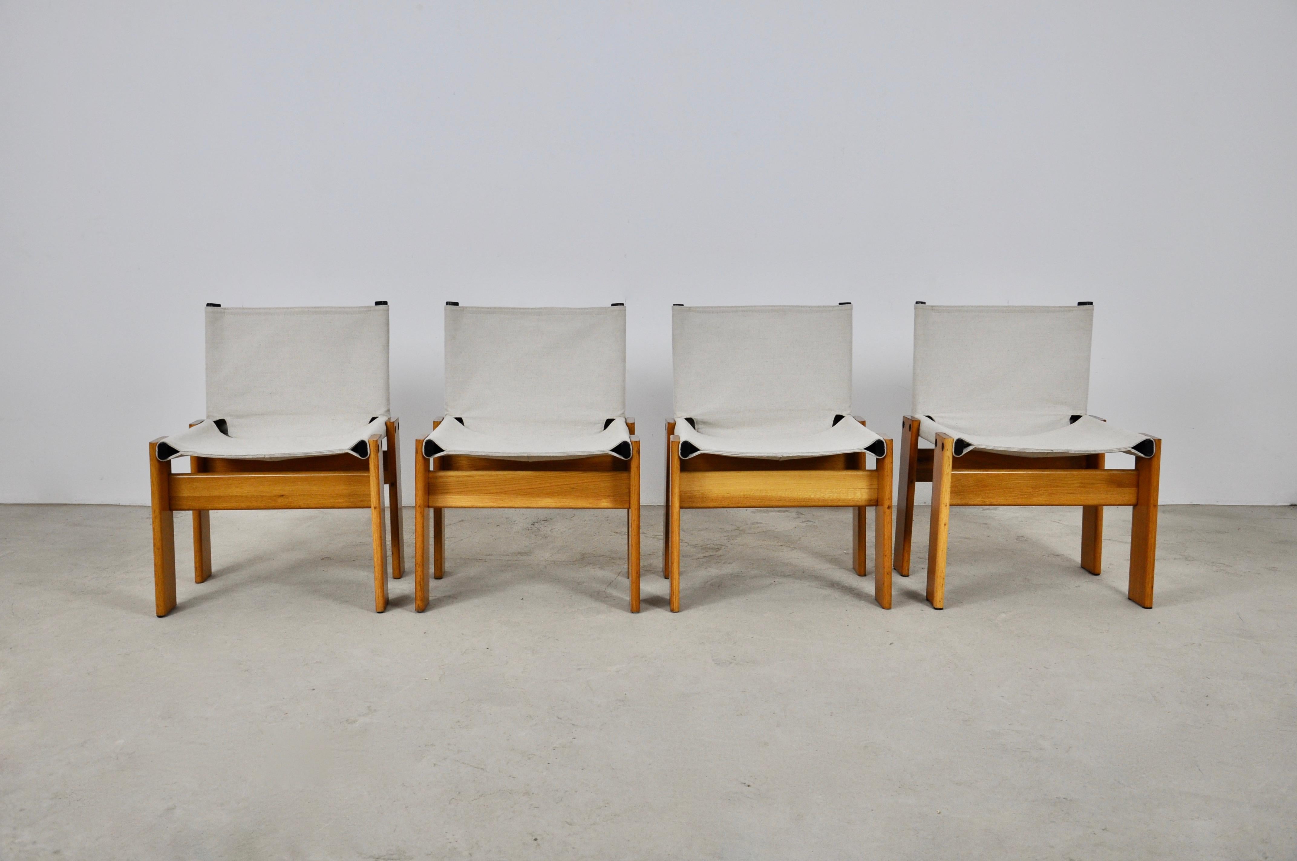 Set of 4 chairs in fabric and wood. Hessian fabric. Seat height: 44cm 
Wear due to time and age of the chairs.
