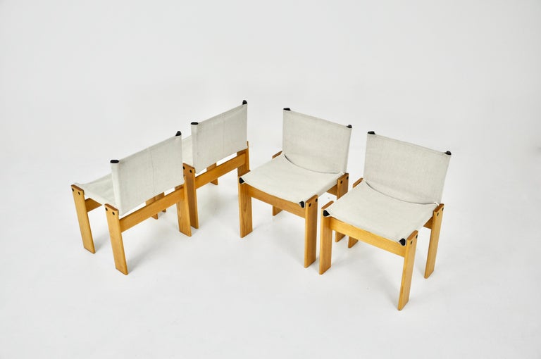 Set of 4 chairs in fabric and wood. Hessian fabric. Seat height: 42cm 
Wear due to time and age of the chairs.