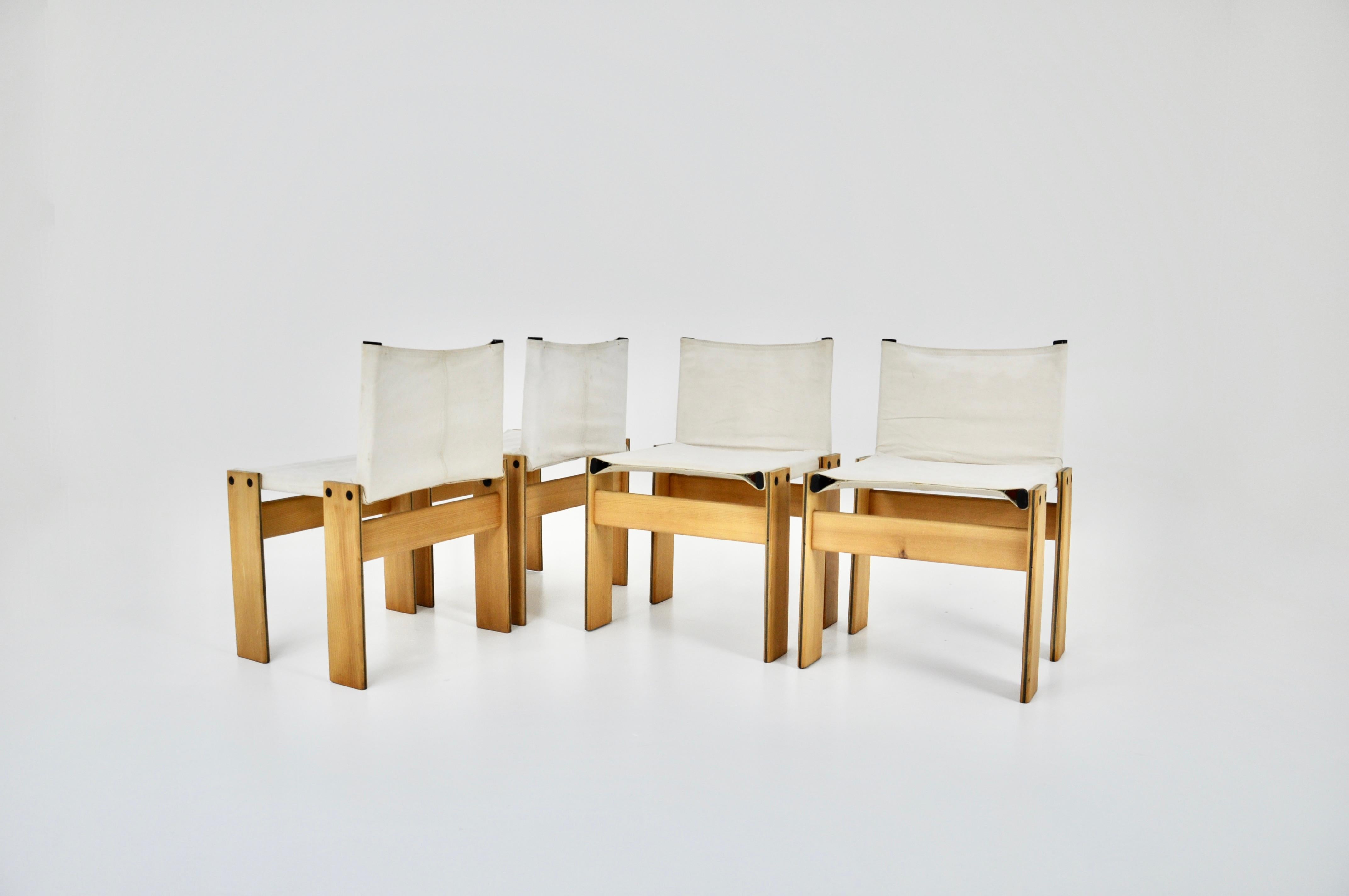 Set of 4 chairs in fabric and wood. Measures: Seat height: 44cm.
Wear due to time and age of the chairs.