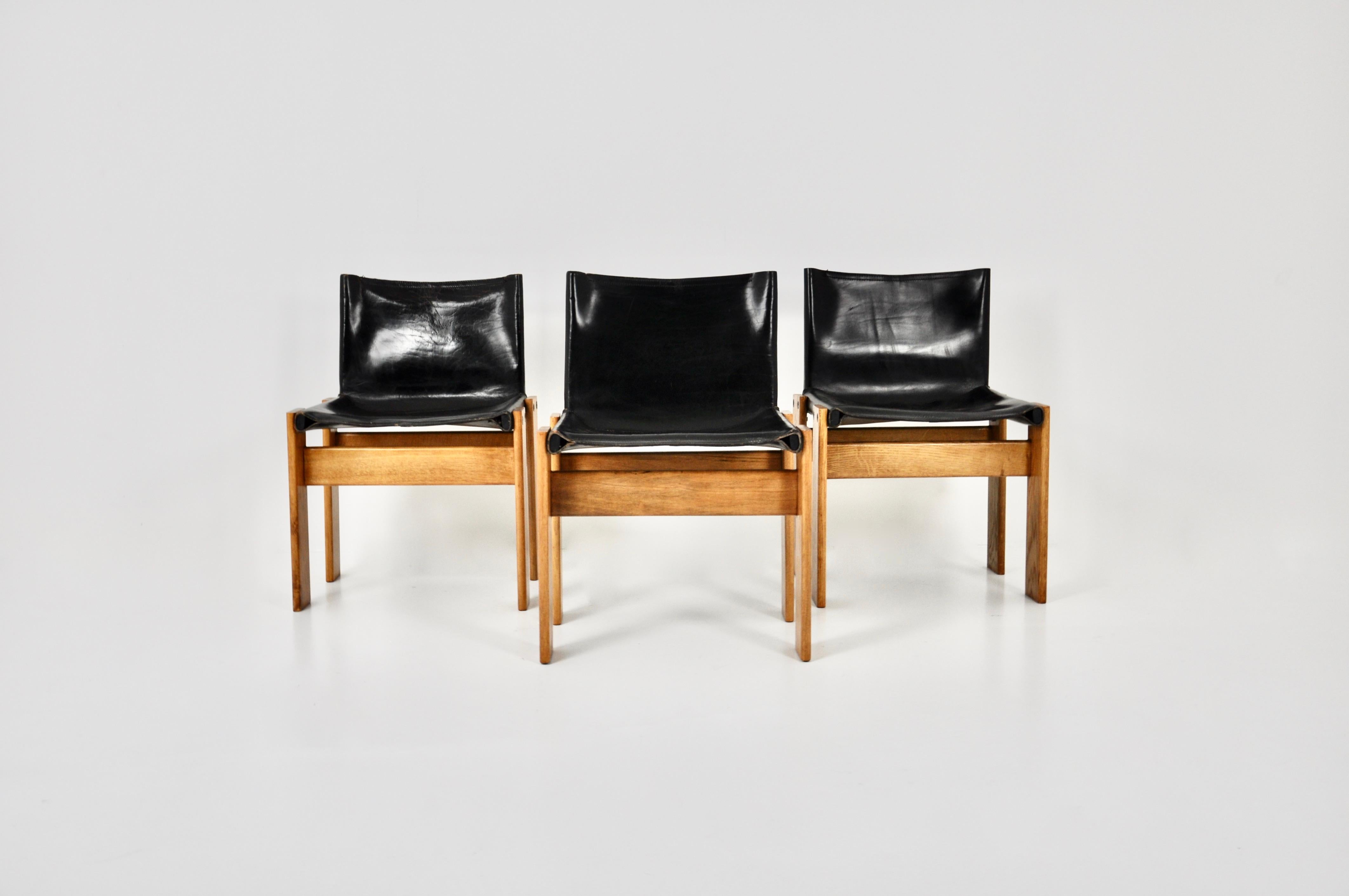 Set of 3 chairs in black leather and wood. Measure: Seat height: 42cm Wear due to time and age of the chairs.
 