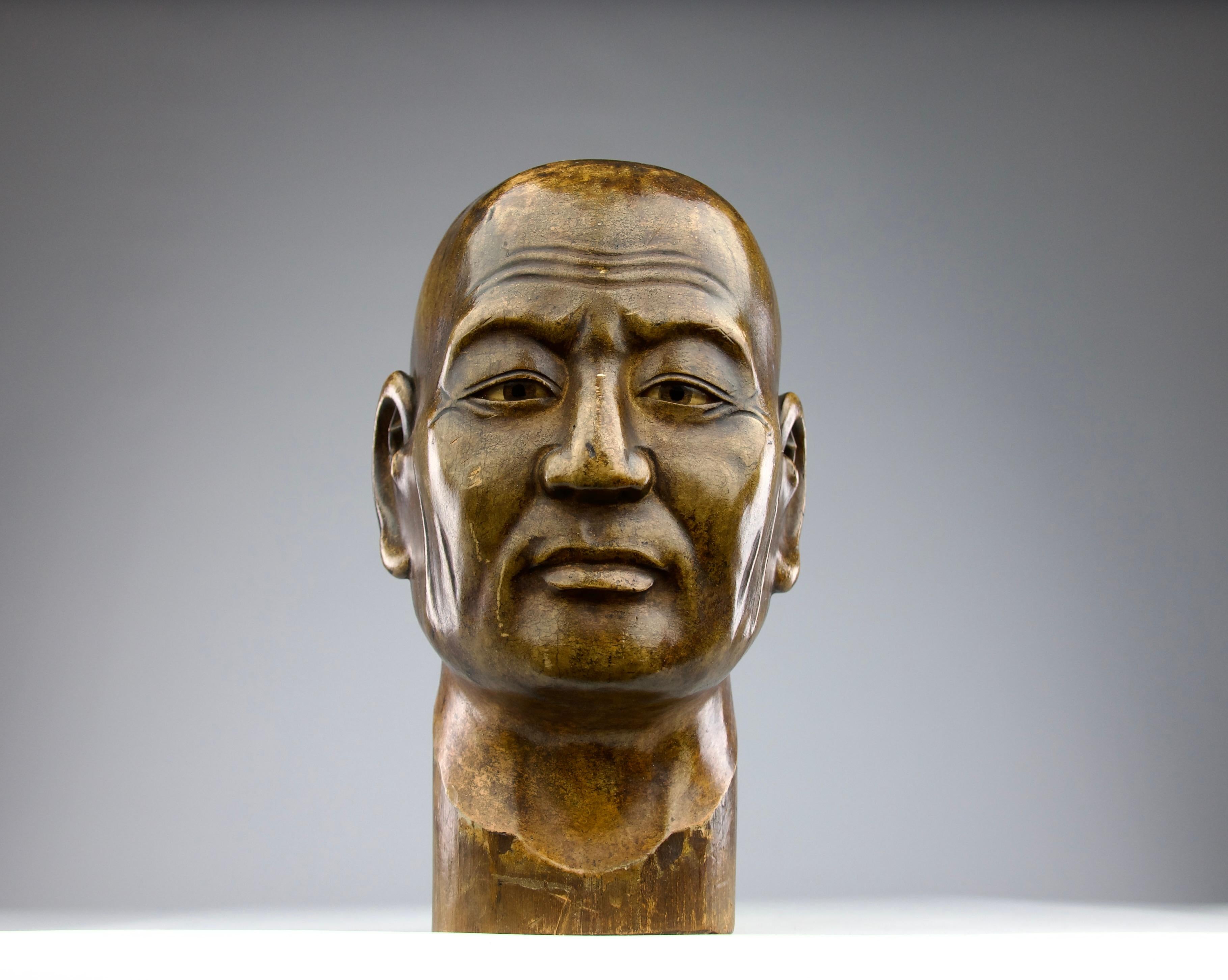 Superb bamboo sculpture with glass eyes of a Japanese monk. Japan, 19th century, Edo period.

In good condition. Slight wear and small dent seen in photos.

Dimensions in cm (H x L x W): 23 x 15.5 x 15.5

Secure shipping.