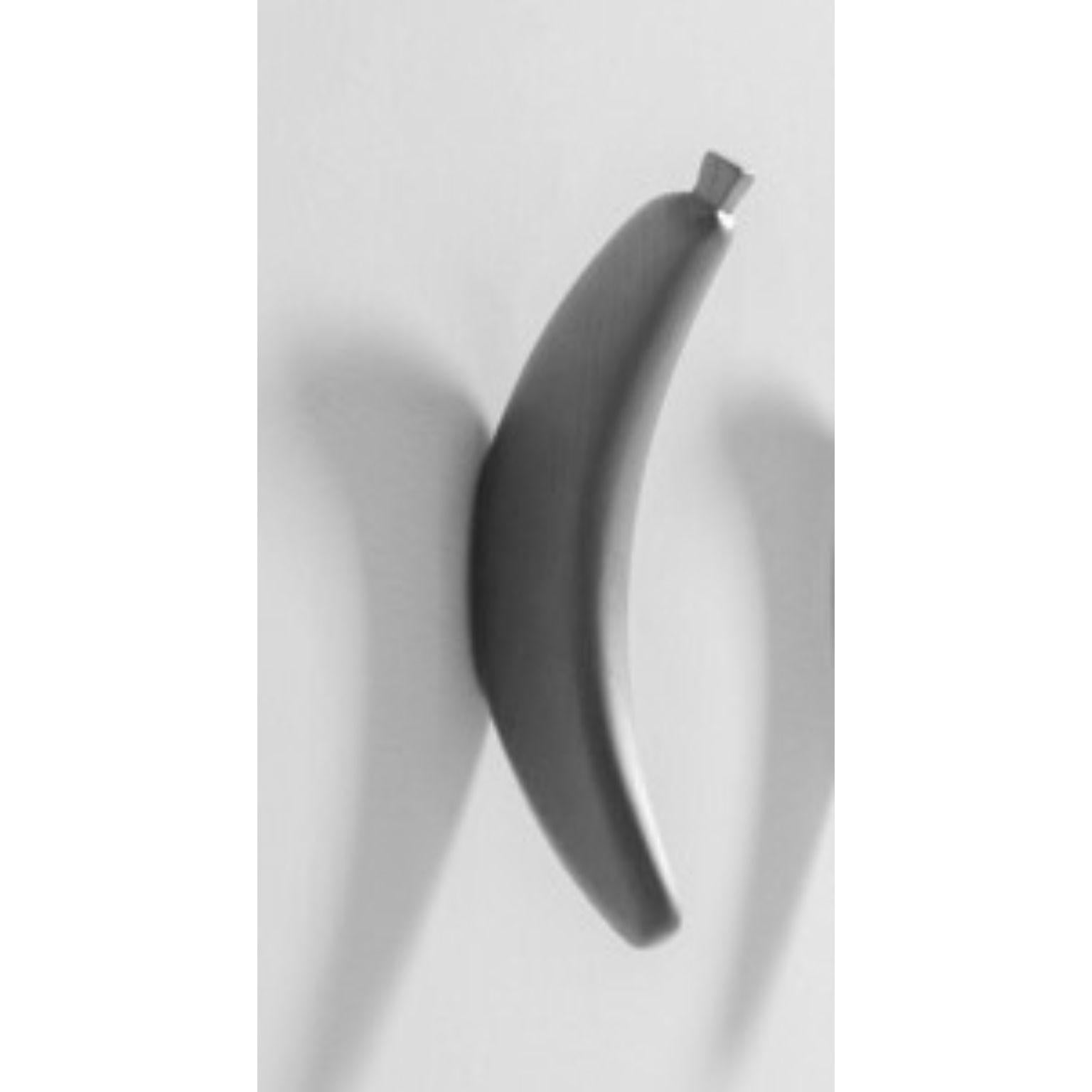 Appendiabiti da parete a forma di banana di Jaime Hayon
Dimensioni: D4 x 8 x H23 cm 
Materiali: Frassino
Disponibile anche in diversi colori: grigio, nero o giallo.

