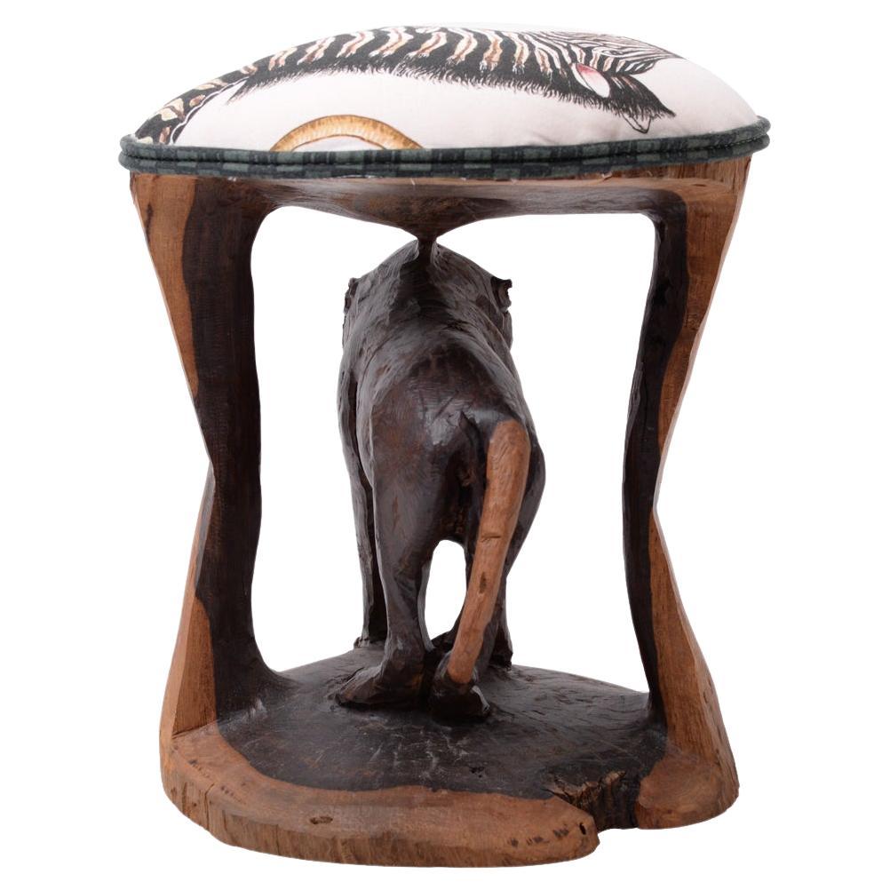 Cet exquis tabouret Monkey Batonga de Pascoe Gallery est un véritable témoignage du remarquable savoir-faire et de l'art des artisans africains. Sculptée à la main au Zimbabwe par des artisans hautement qualifiés, cette pièce unique est fabriquée à
