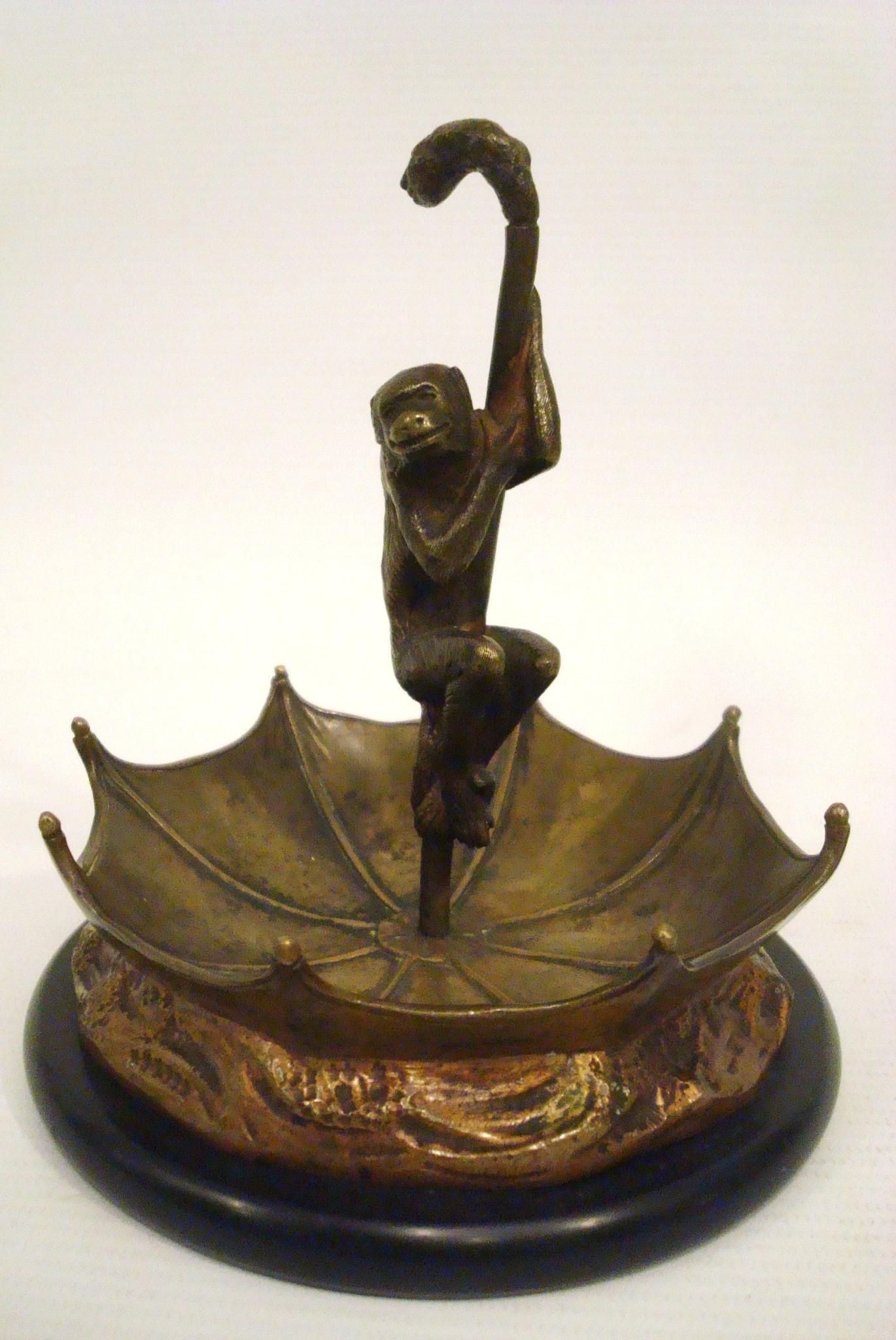 Singe Sculture en bronze avec parapluie Porte-bijoux  / Clés / Pièces de monnaie Plaque. France en vente 3