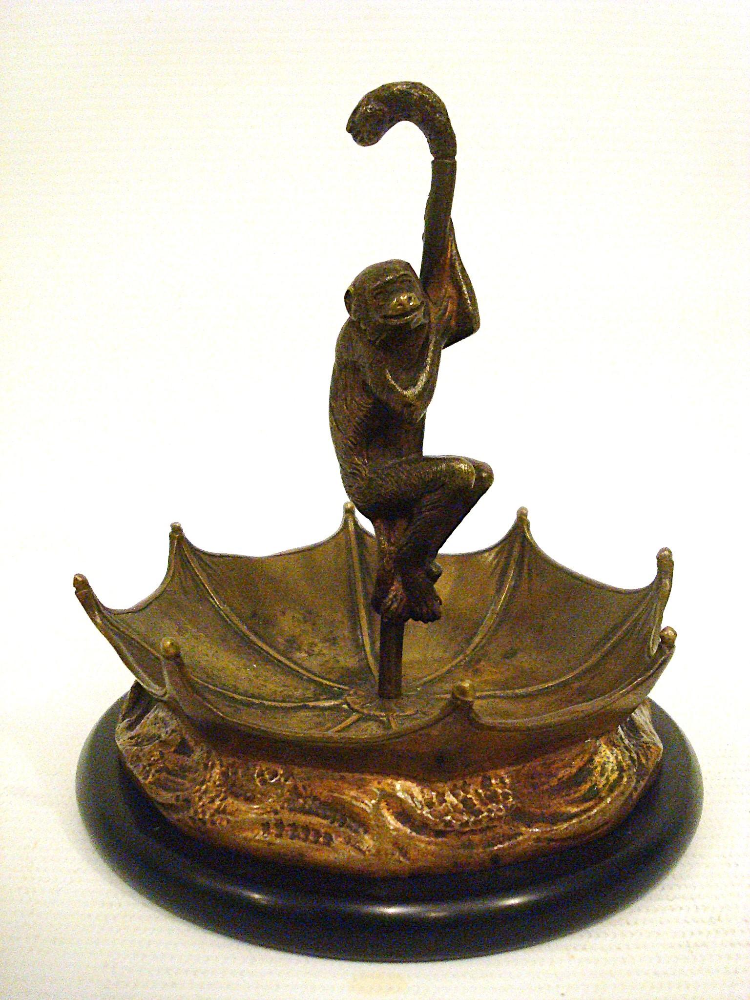 Singe Sculture en bronze avec parapluie Porte-bijoux  / Clés / Pièces de monnaie Plaque. France en vente 6