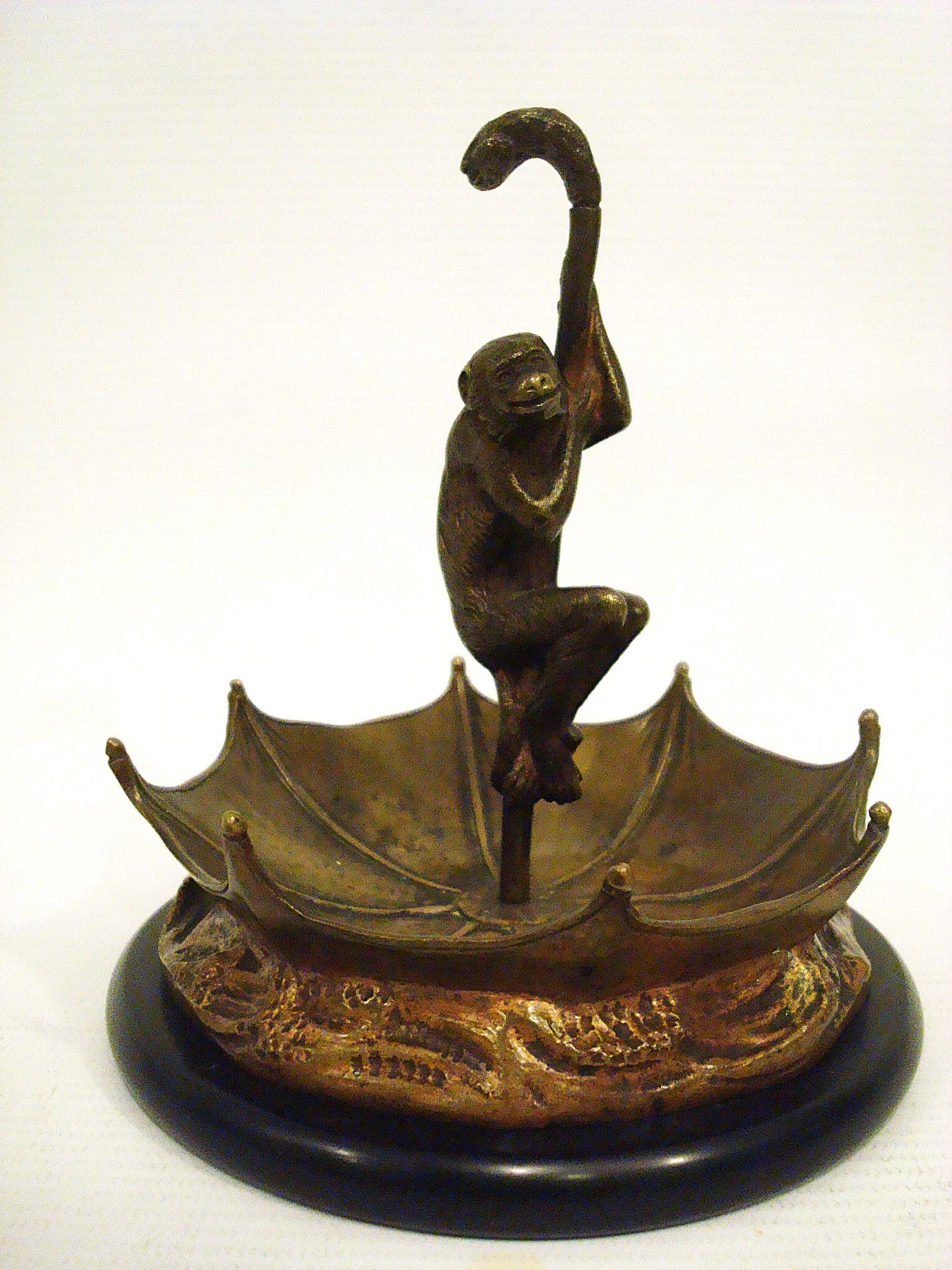 Singe Sculture en bronze avec parapluie Porte-bijoux  / Clés / Pièces de monnaie Plaque. 
Fabriqué en France, par Foundy Leblanc et signé par l'artiste J. Ruel.
Cette pièce est une pure fantaisie avec une touche sculpturale. Le singe grimpant sur le