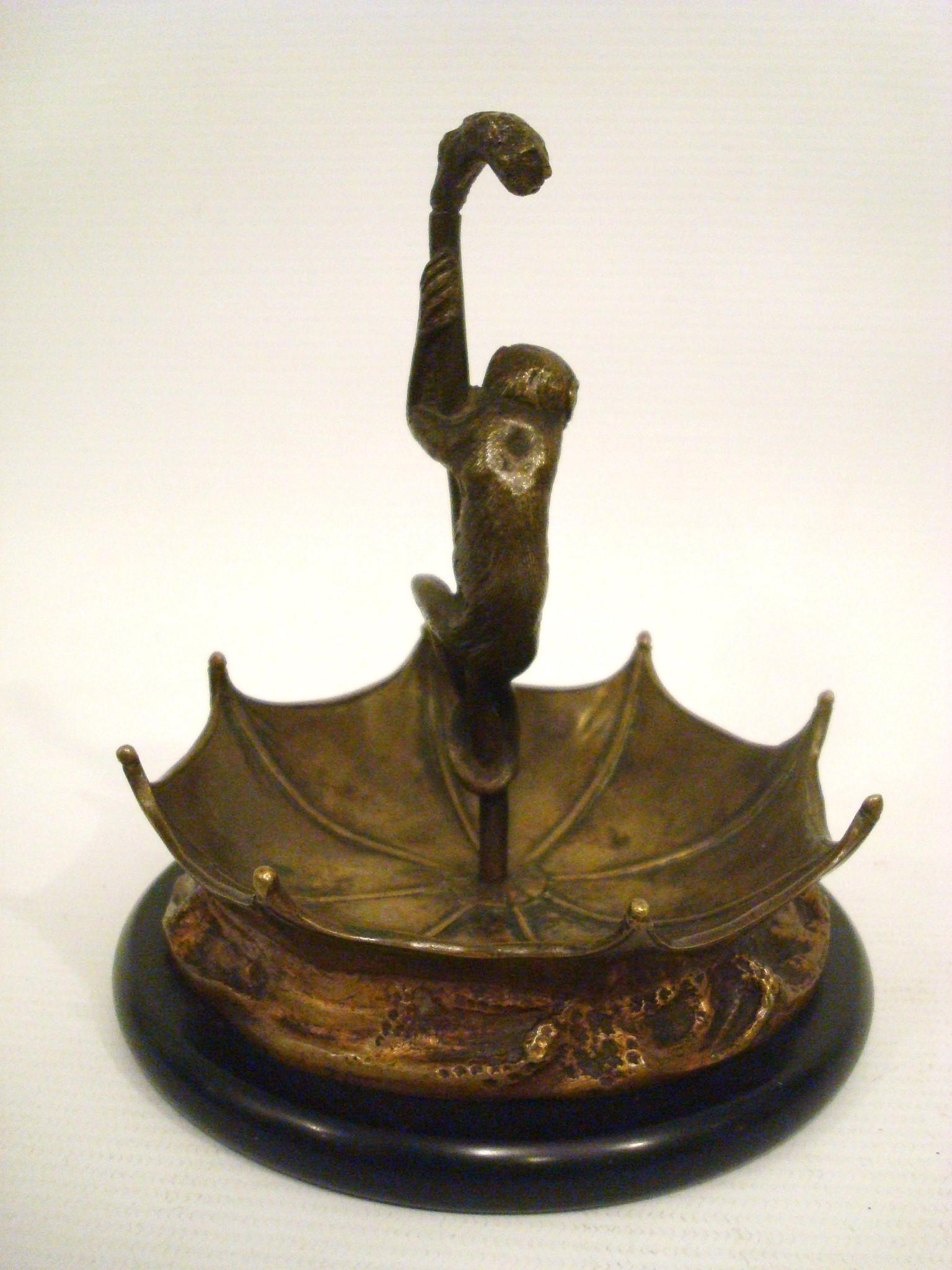 Art déco Singe Sculture en bronze avec parapluie Porte-bijoux  / Clés / Pièces de monnaie Plaque. France en vente