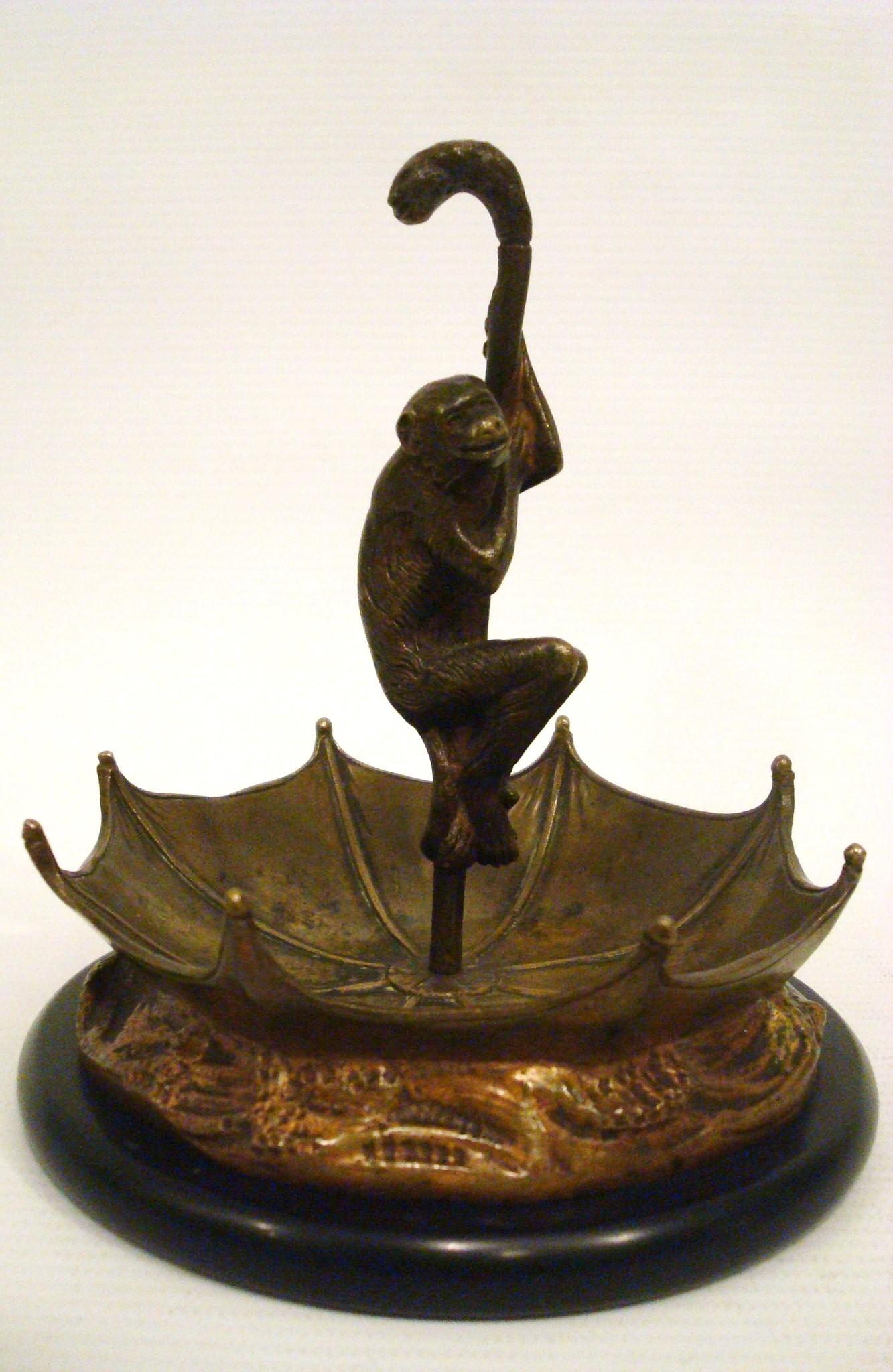 Français Singe Sculture en bronze avec parapluie Porte-bijoux  / Clés / Pièces de monnaie Plaque. France en vente