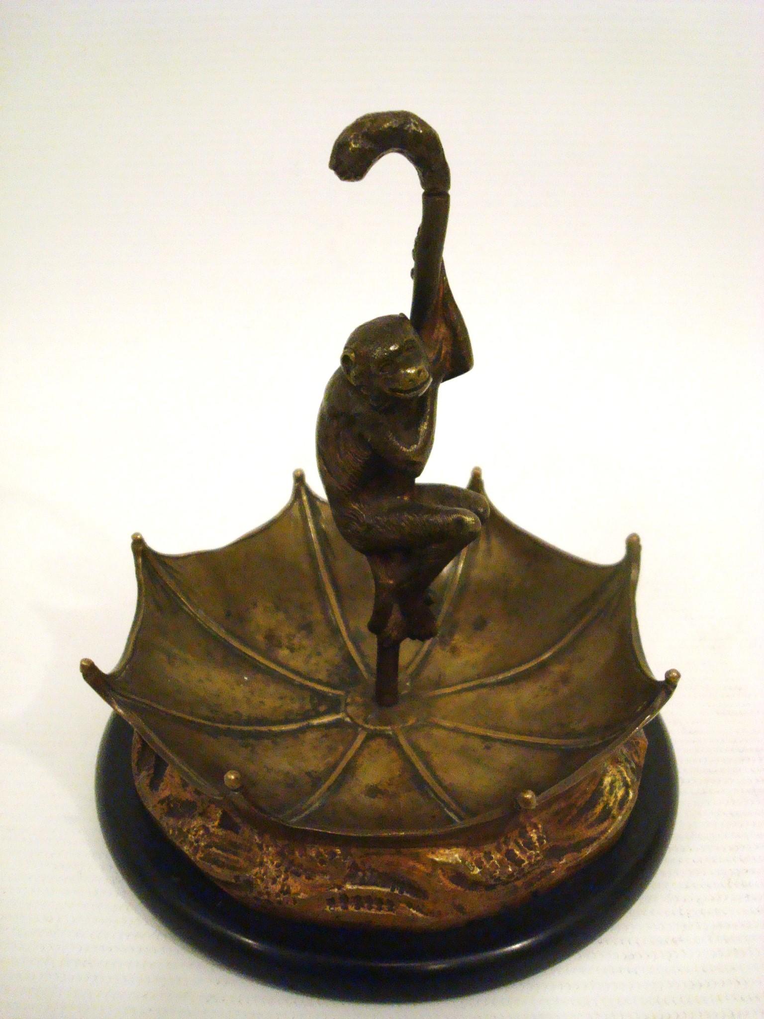 Singe Sculture en bronze avec parapluie Porte-bijoux  / Clés / Pièces de monnaie Plaque. France Bon état - En vente à Buenos Aires, Olivos