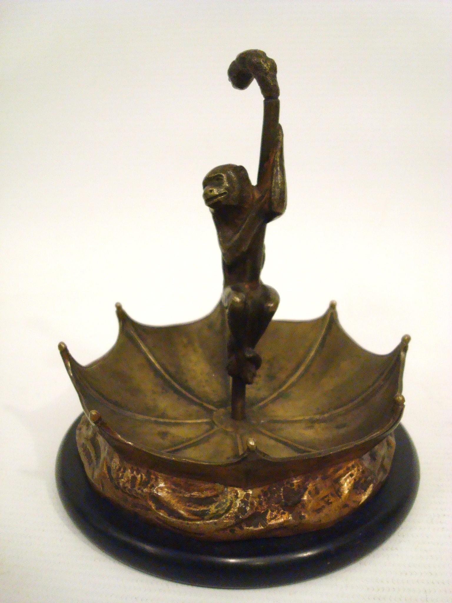 20ième siècle Singe Sculture en bronze avec parapluie Porte-bijoux  / Clés / Pièces de monnaie Plaque. France en vente