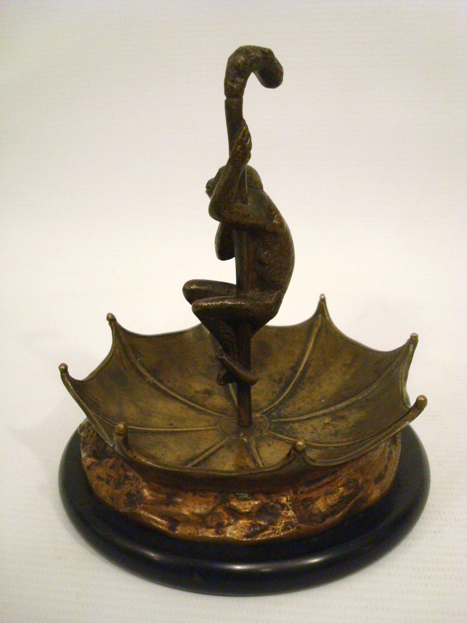 Bronze Singe Sculture en bronze avec parapluie Porte-bijoux  / Clés / Pièces de monnaie Plaque. France en vente
