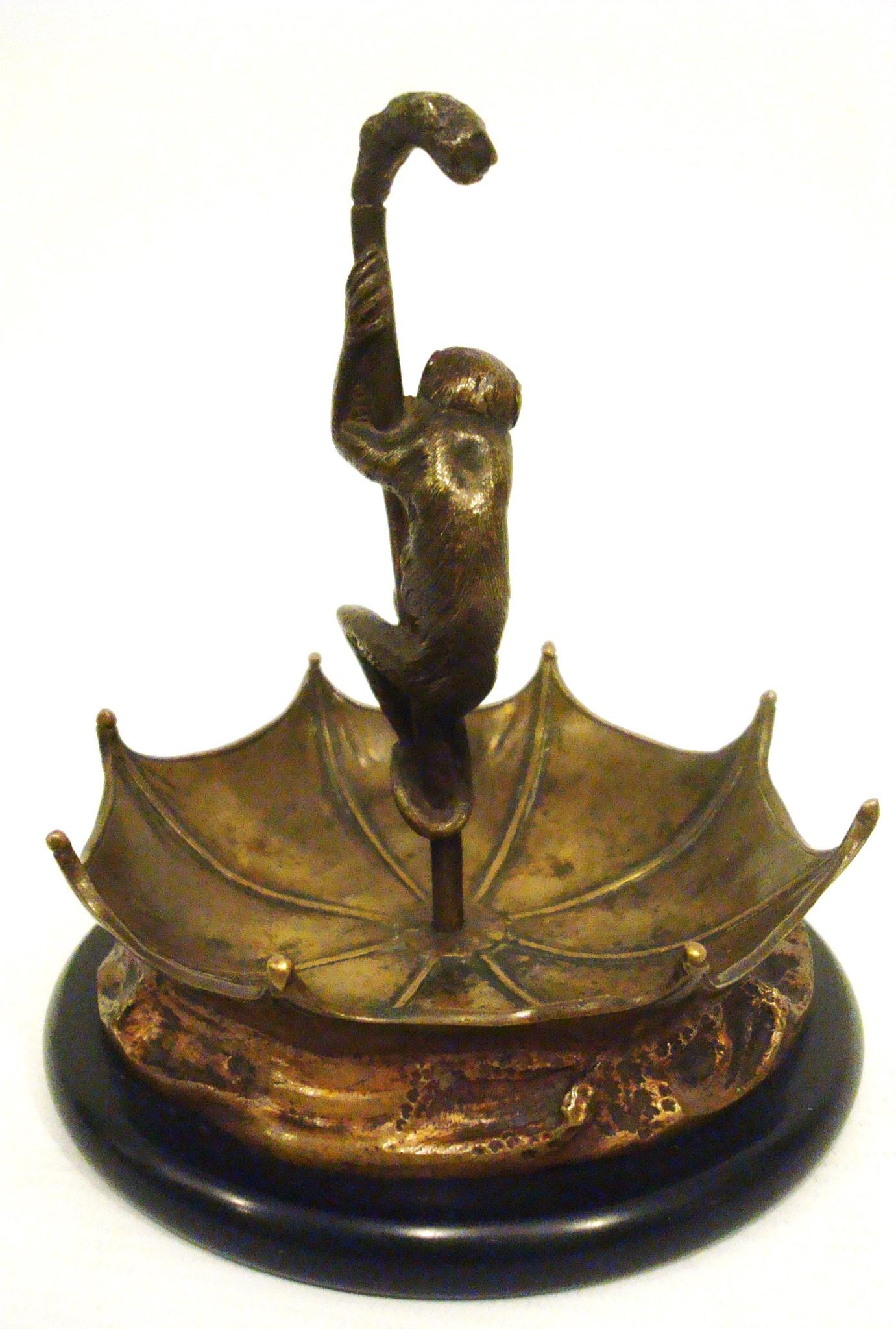 Singe Sculture en bronze avec parapluie Porte-bijoux  / Clés / Pièces de monnaie Plaque. France en vente 1