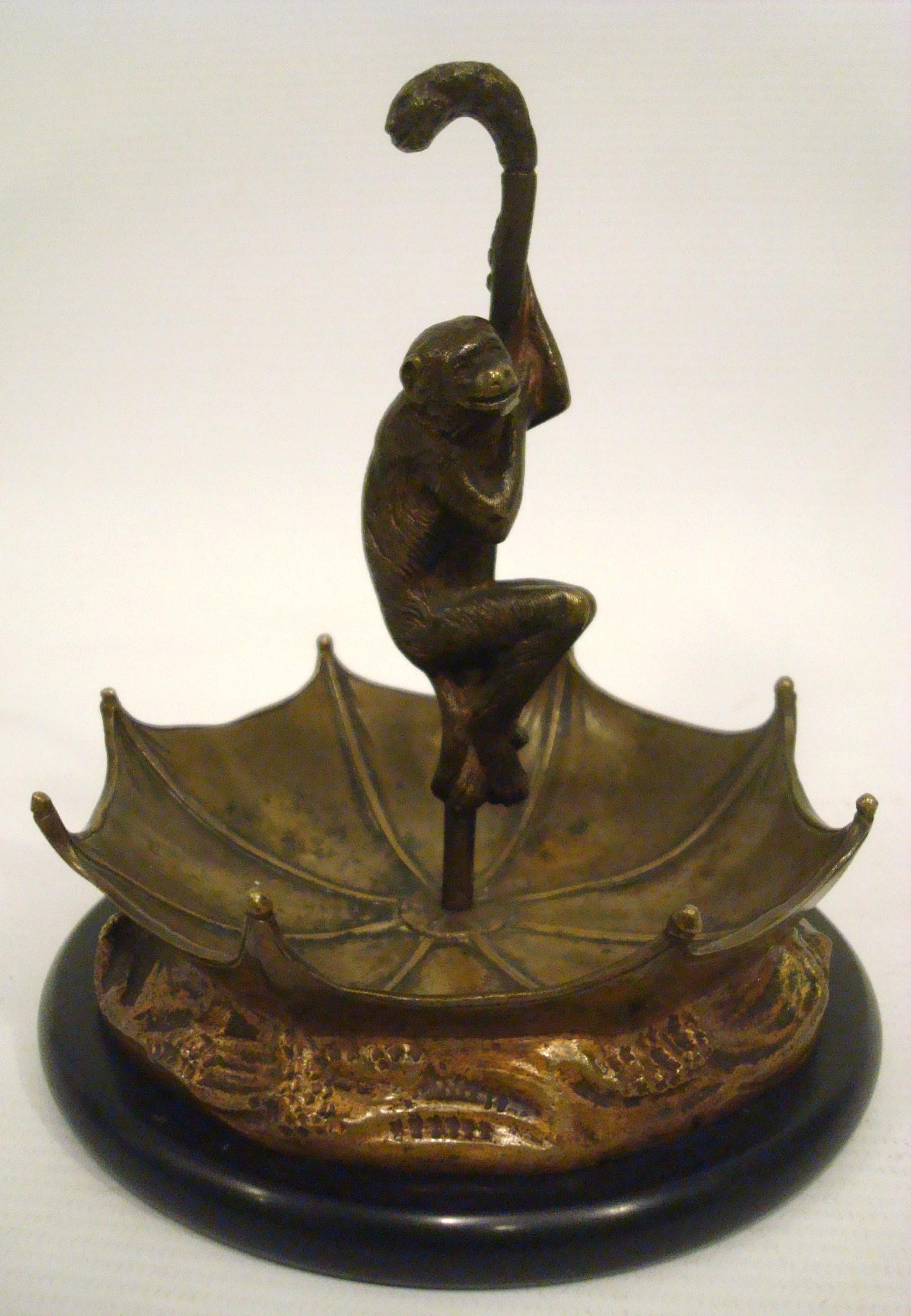 Singe Sculture en bronze avec parapluie Porte-bijoux  / Clés / Pièces de monnaie Plaque. France en vente 2