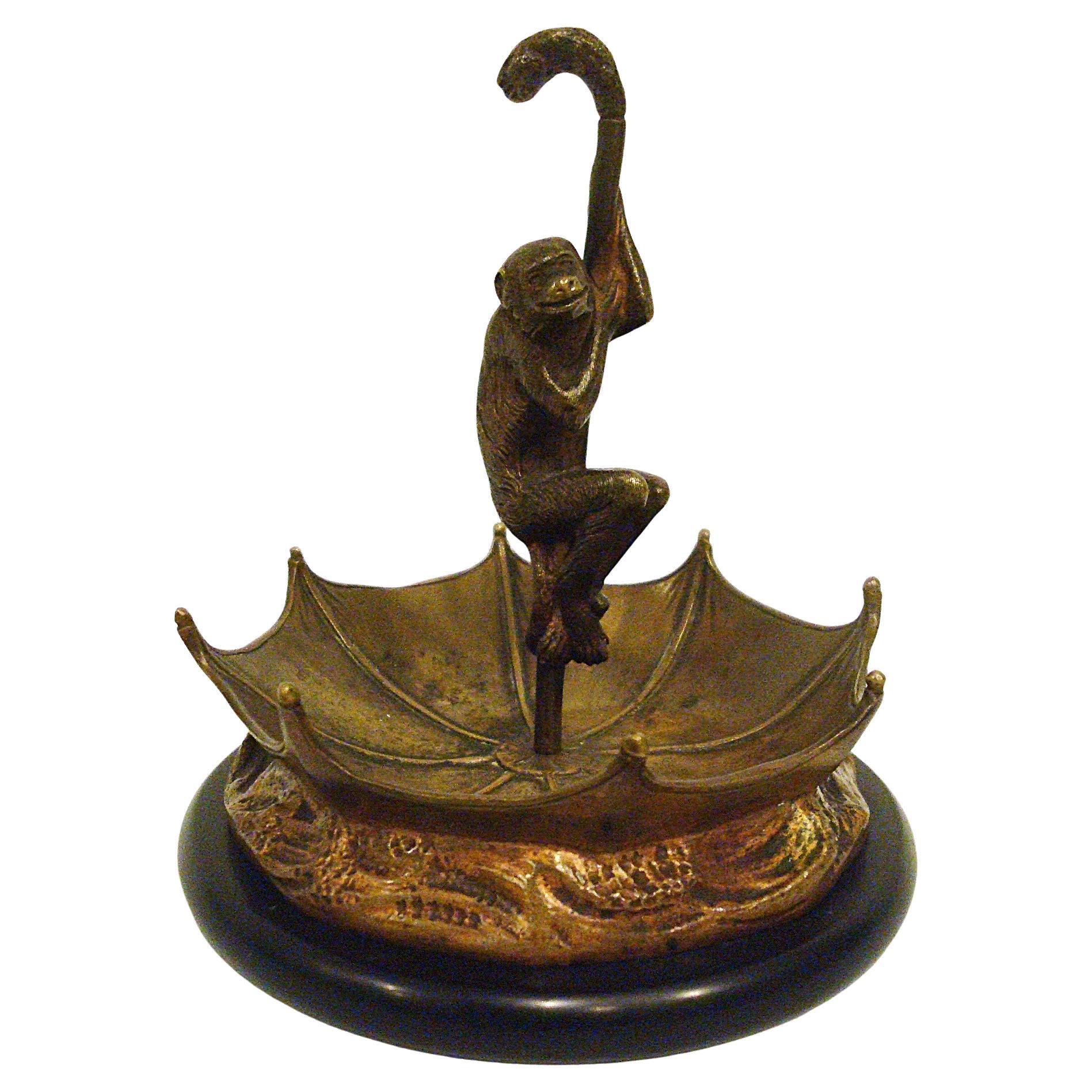 Singe Sculture en bronze avec parapluie Porte-bijoux  / Clés / Pièces de monnaie Plaque. France en vente