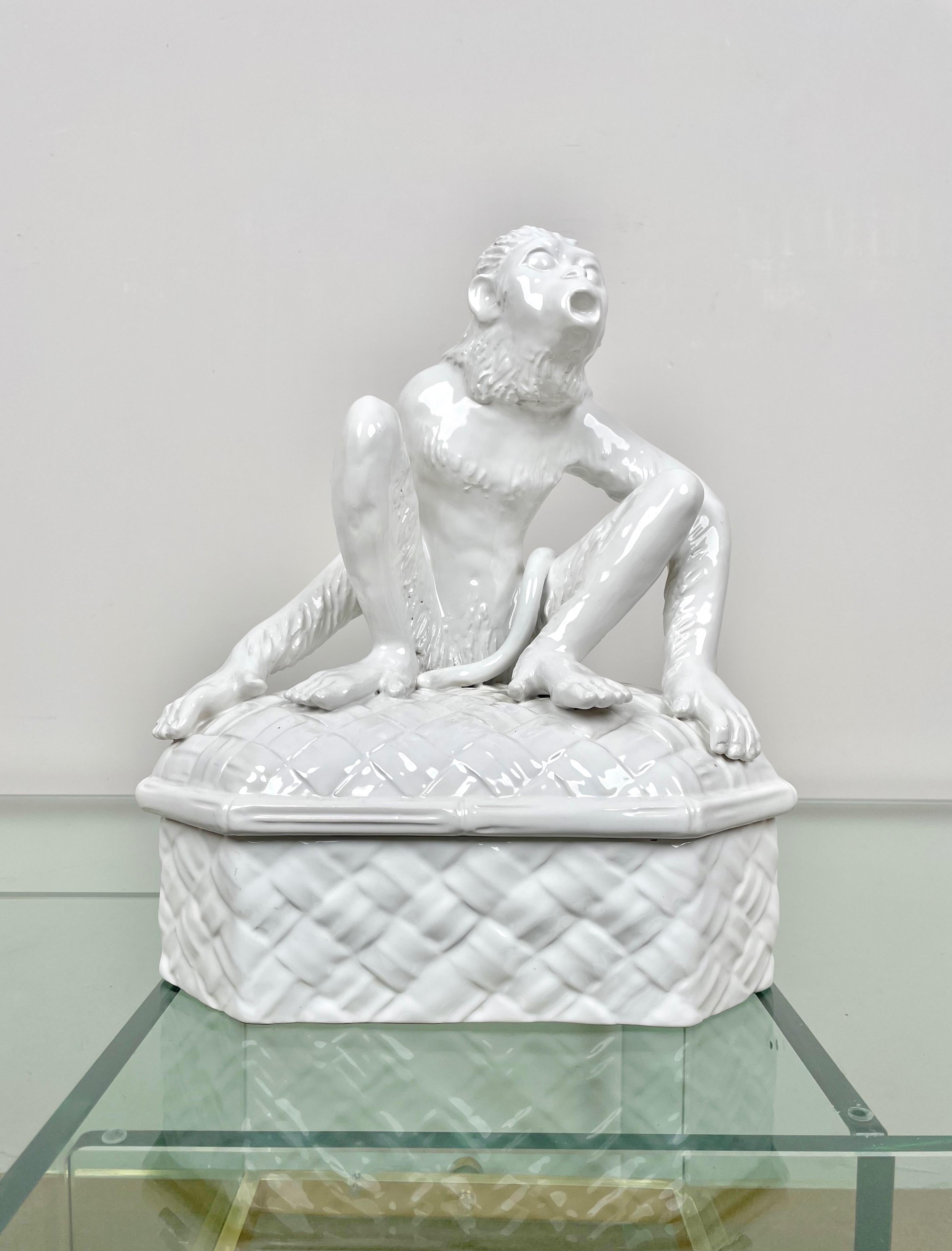 Sculpture animalière en forme de singe dans une boîte en céramique blanche par Vivai del Sud. Fabriqué en Italie dans les années 1970.

Le Label d'origine est encore attaché sur le fond, comme le montrent les photos.