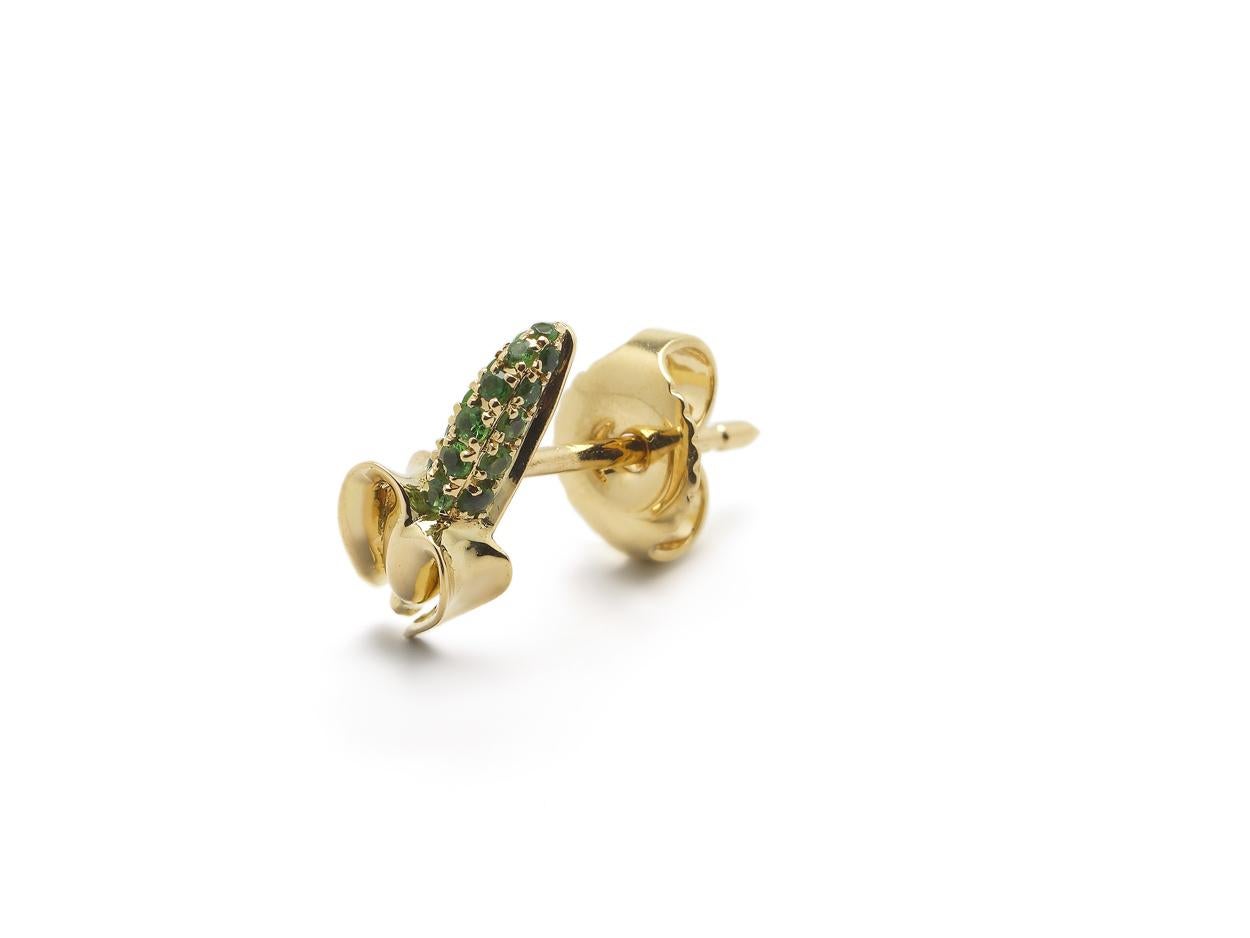 Chic when worn alone, or statement-making when combined with multiple studs on the lobe, the Monkey Mini Banana Stud is fashioned in 18k pure yellow gold. Designed as a peeled banana, the fruit inside is embellished with green tsavorites.

       