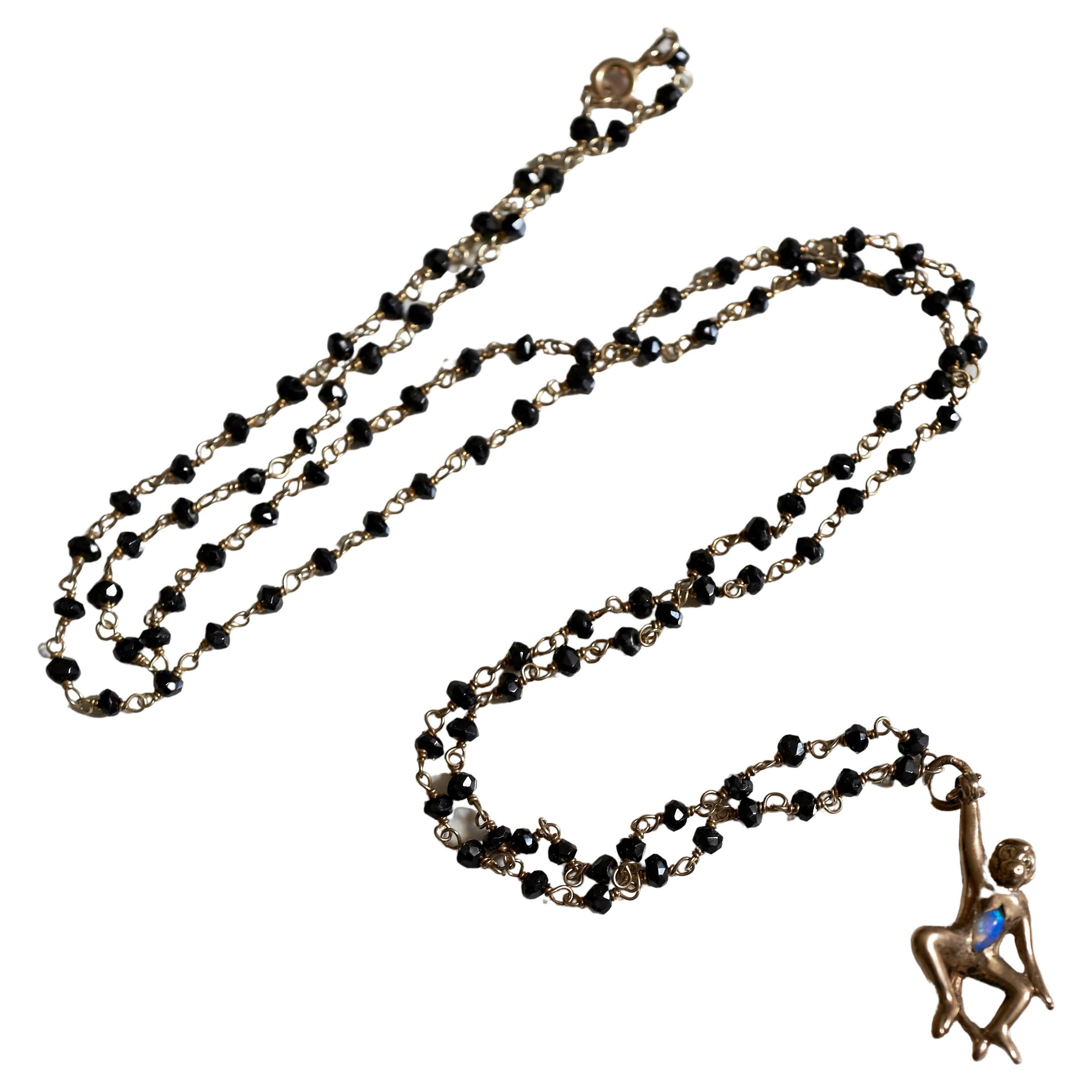 J Dauphin Collier de perles en opale de singe et spinelle de bronze noir en vente