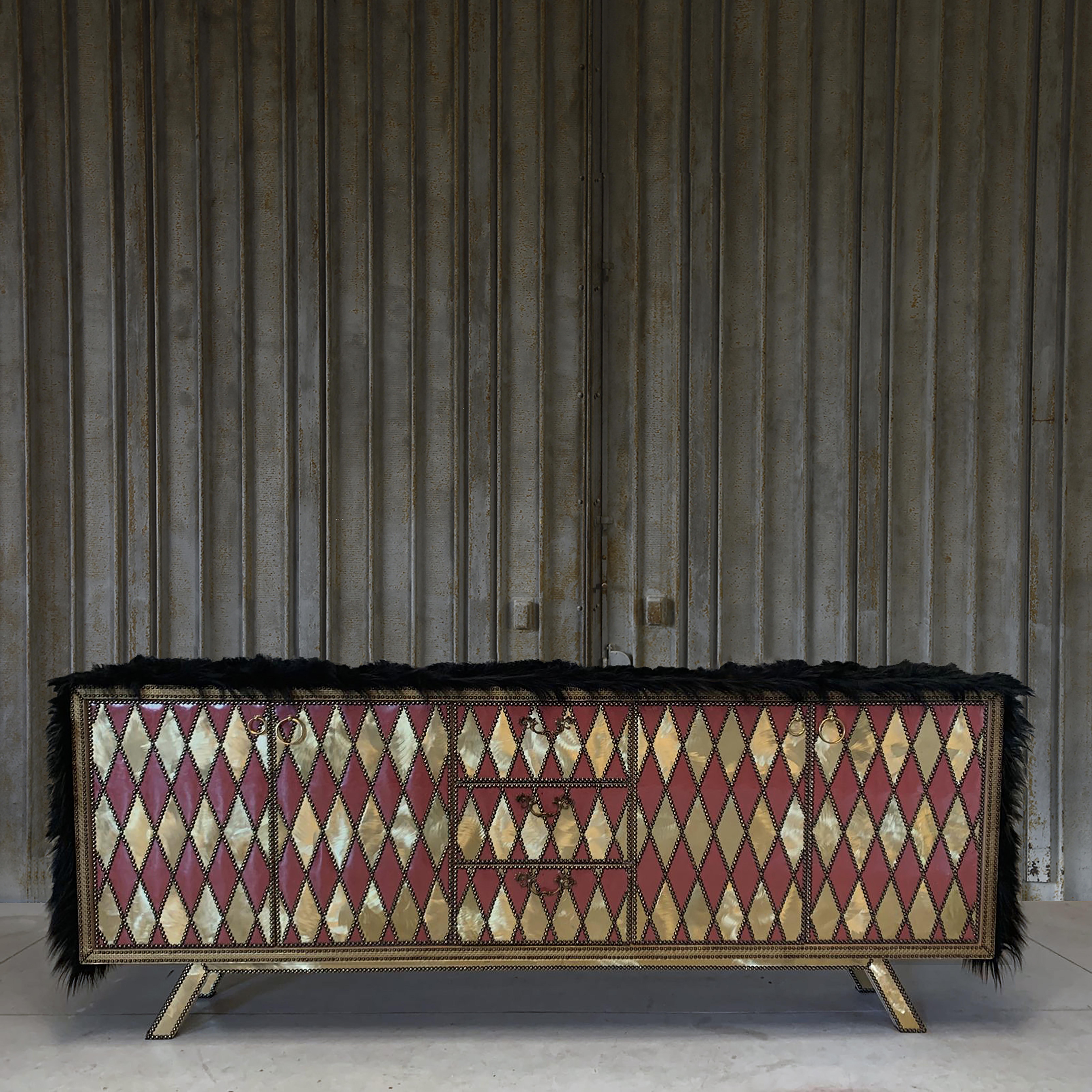 Enfilade Pablo de Valentina Giovando
Dimensions : L 200 x P 45 x H 80 cm : L 200 x D 45 x H 80 cm.
MATERIAL : Bois, Fabrice, laiton, Ecofur.  

Valentina Giovando, vit et travaille à Sarzana, en Ligurie, et se consacre depuis plus de 20 ans à la