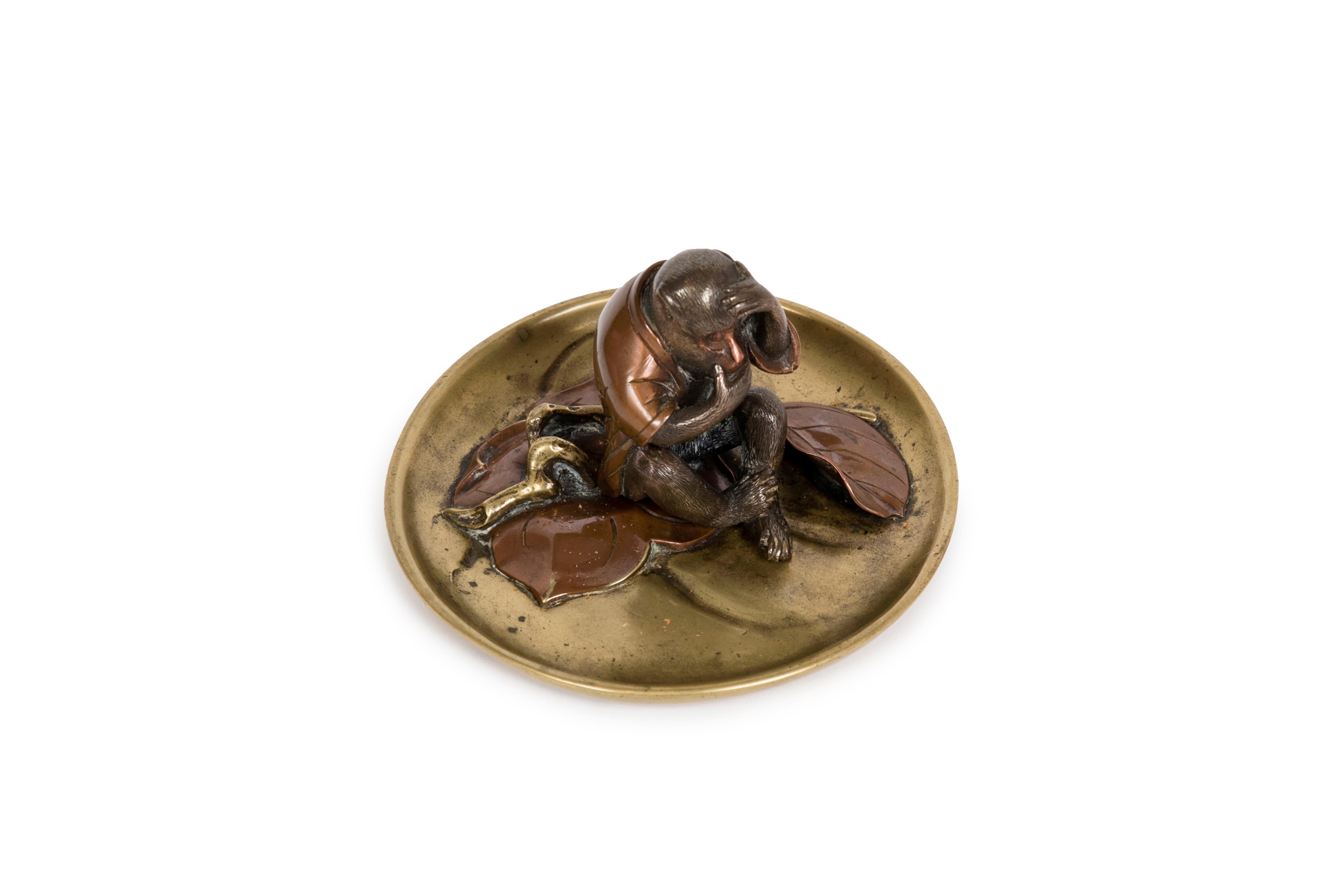 Bronze sculpture of a monkey laying on a golden brass tray adorned with copper 
leaves. This sculpture is made of sentoku and shibuchi bronze with a very interesting 
suaka patina. 
Japan – Meiji period (1868-1912)
Diameter of the tray : 10 cm