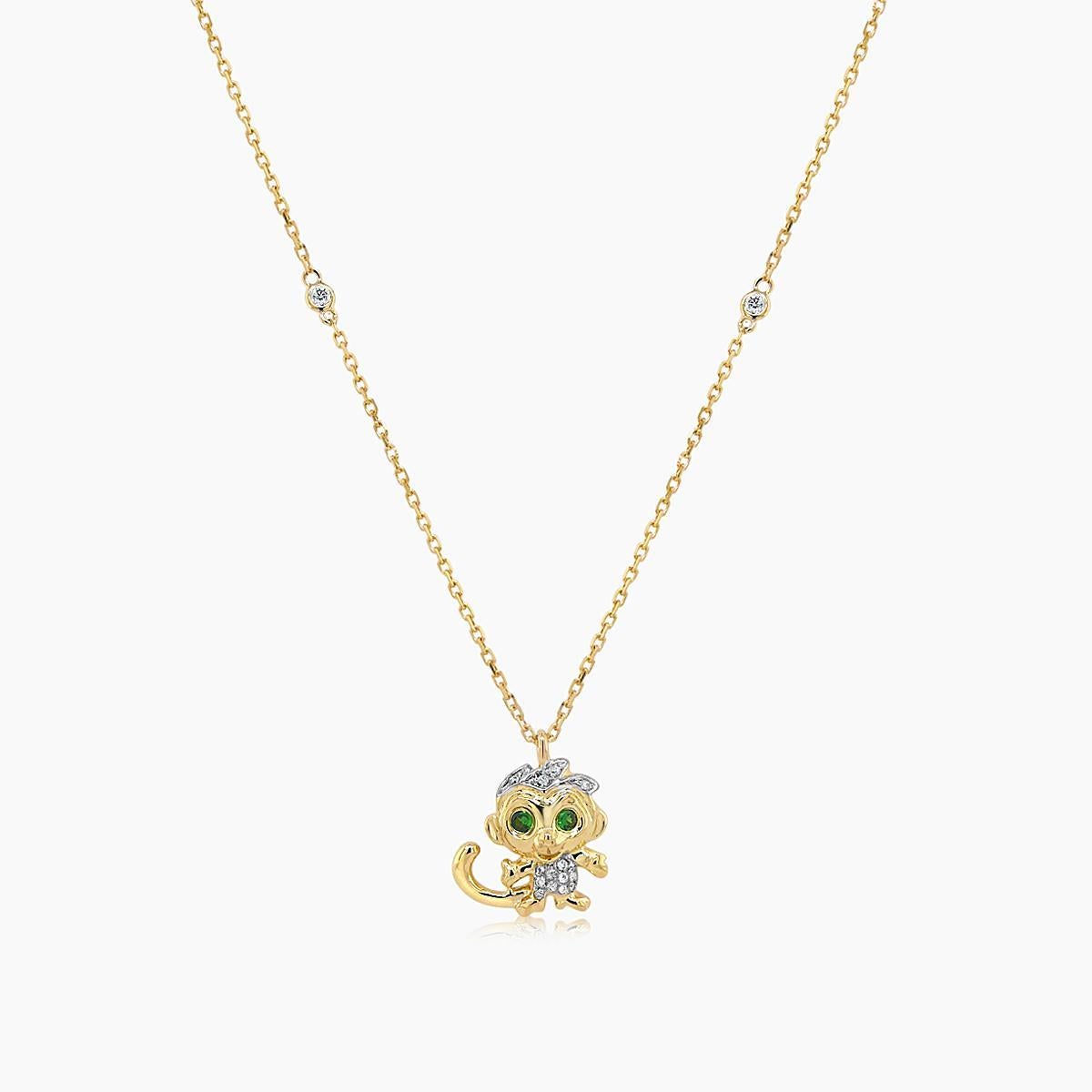 Monkey White Diamond & Grüner Granat 18K Gelbgold Anhänger Halskette (Gemischter Schliff) im Angebot