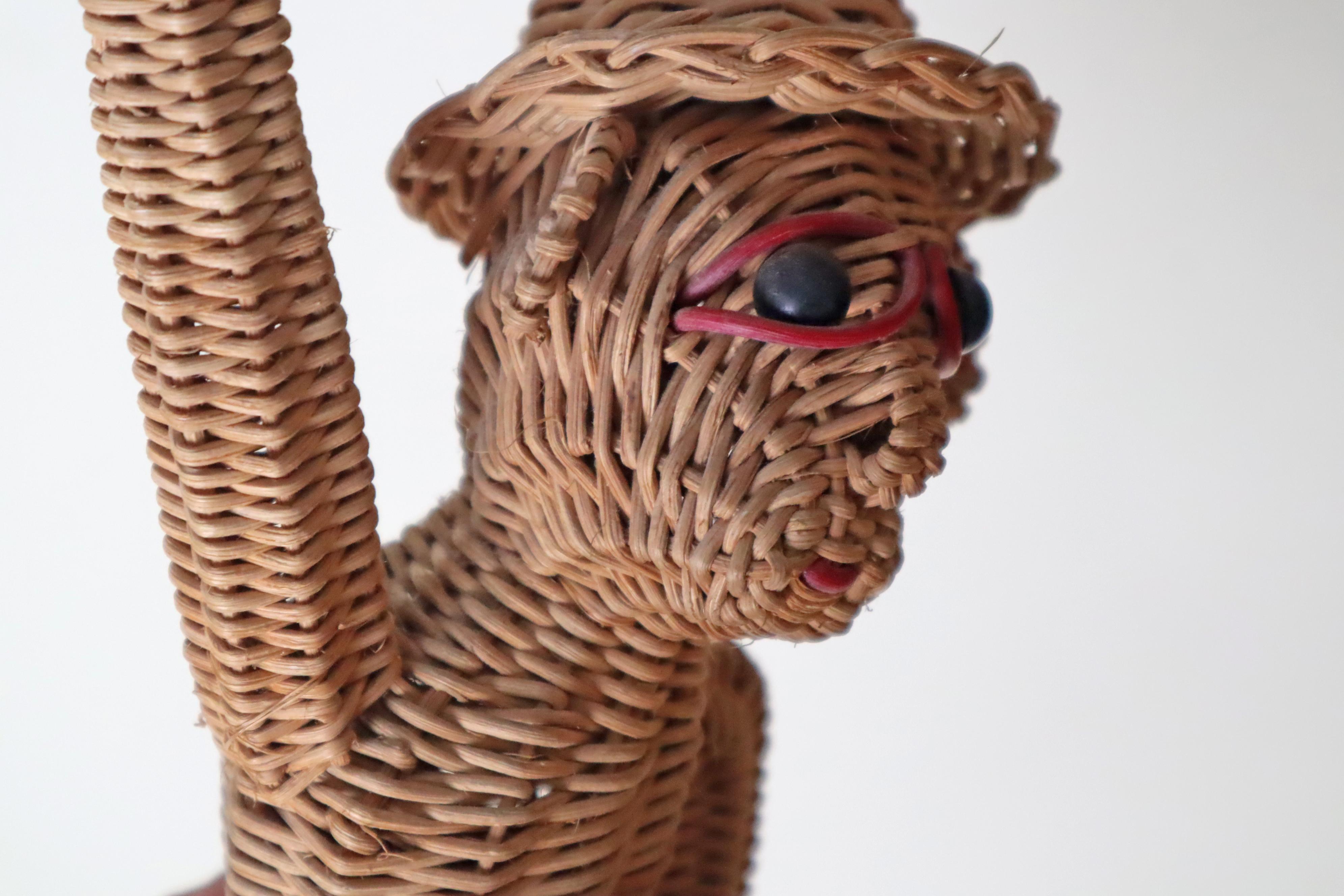 Questo adorabile ometto è sempre pronto a divertirsi. Questa scimmia è particolarmente carina con il suo cappello e gli occhiali rossi. Indipendentemente da come si posiziona, il cappello e gli occhiali rimangono al loro posto. È un piccolo pezzo