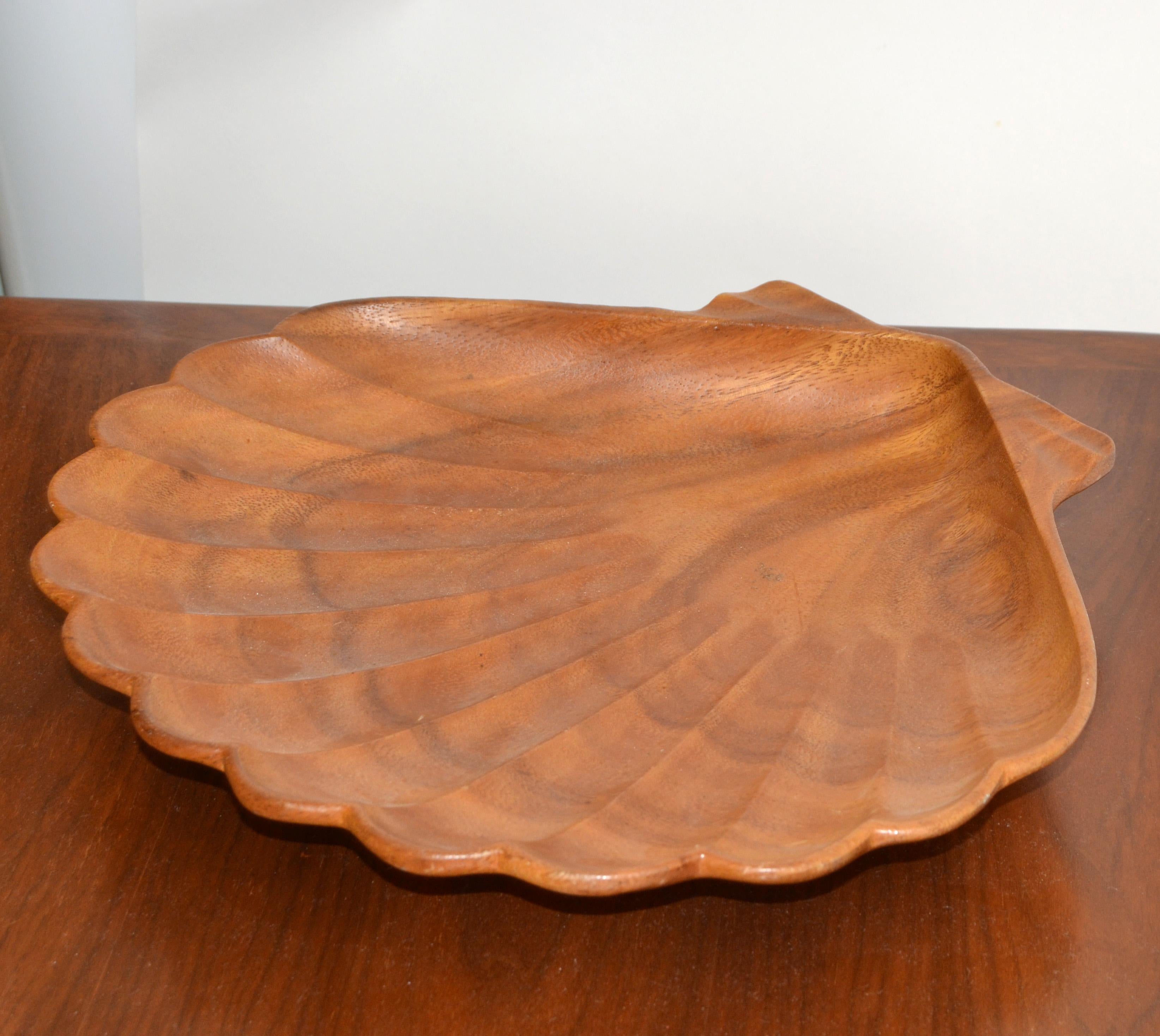 Nautical organic modern handmade clam shell serving platter, tray or decorative bowl made out of monkeypod wood.
Sculptural crafted by the Moore International, Honolulu, Haiti.
Brandmark at the bottom.
In good vintage condition with some wear to