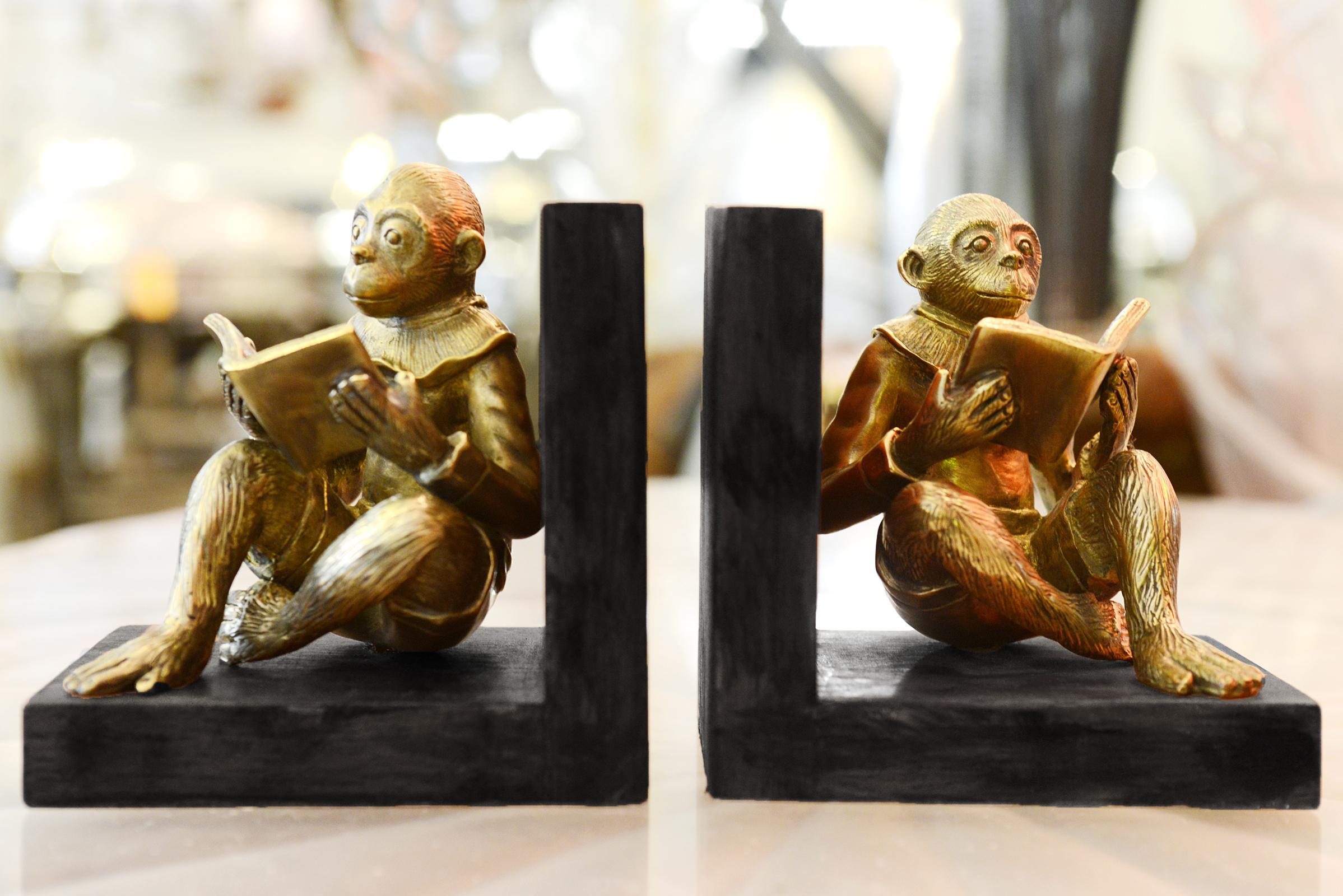 Bookends set of 2 Monkeys readers
in casted solid brass. On noble blackened wooden base.
Each piece is: L 12.7 x 10 x H 12.5cm.