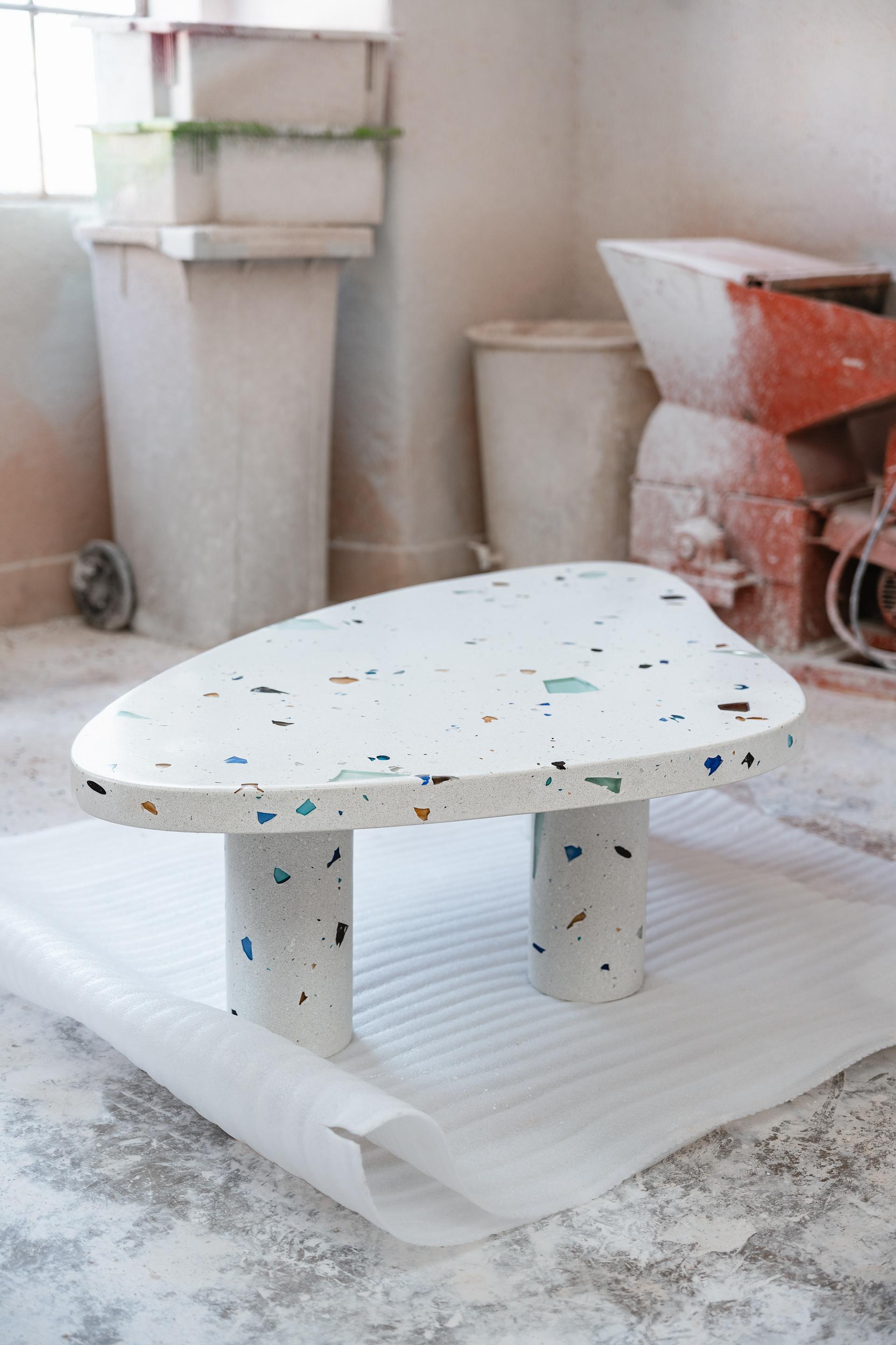 Der Mono Coffee Grande Table ist Teil der Collection'S MONOMORFO. Die Terrazzokomposition besteht aus übrig gebliebenen Glaskristallen aus einer Glaskristallfabrik in Minas Gerais, Brasilien. Diese MATERIAL-Reste tragen dazu bei, dass für jeden
