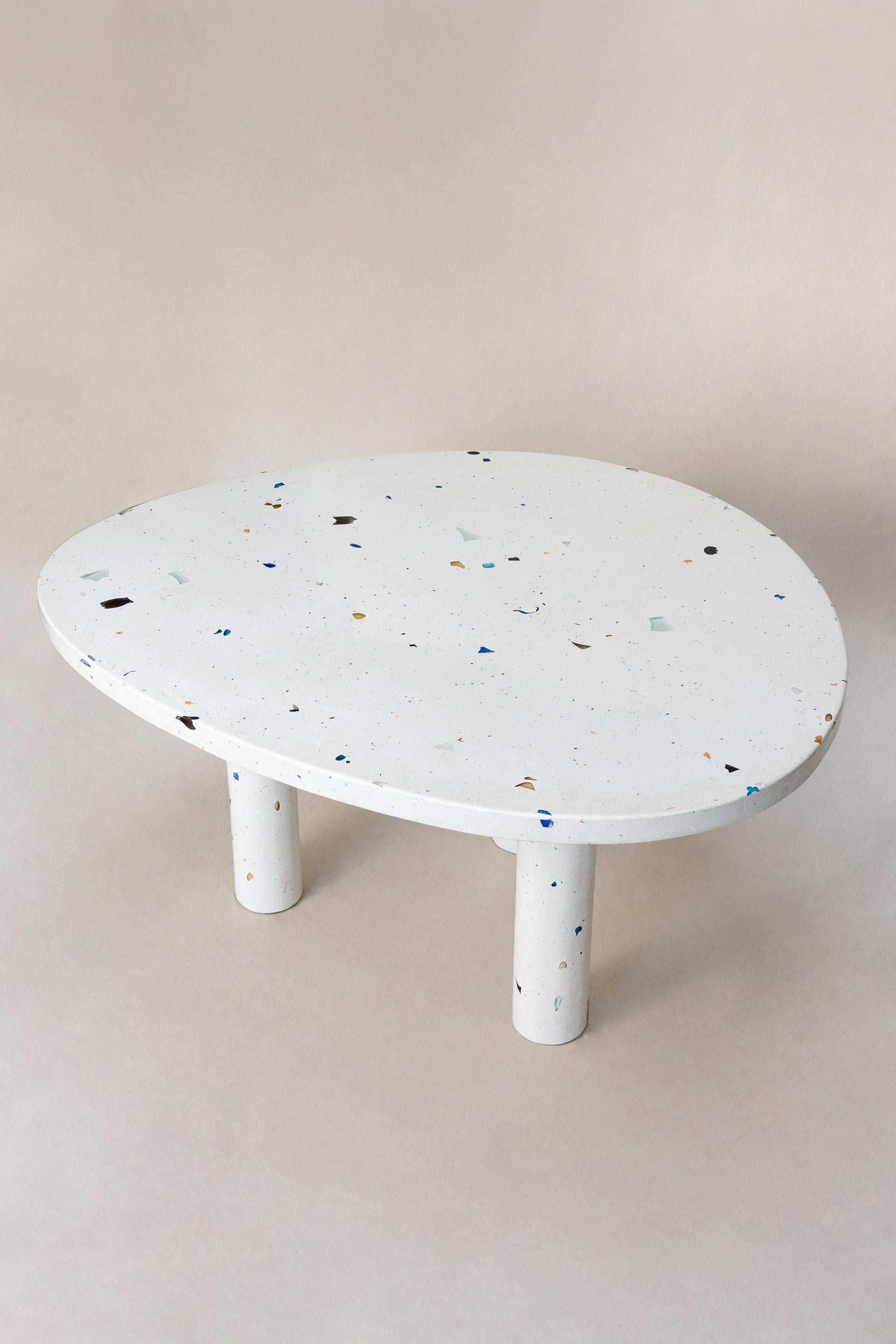 La table à manger Mono (6 places) fait partie de la collection MONOMORFO. Il a un sommet amorphe avec 2 variations de forme possibles. La composition du terrazzo est faite de restes de cristaux de verre provenant d'une cristallerie de Minas, au
