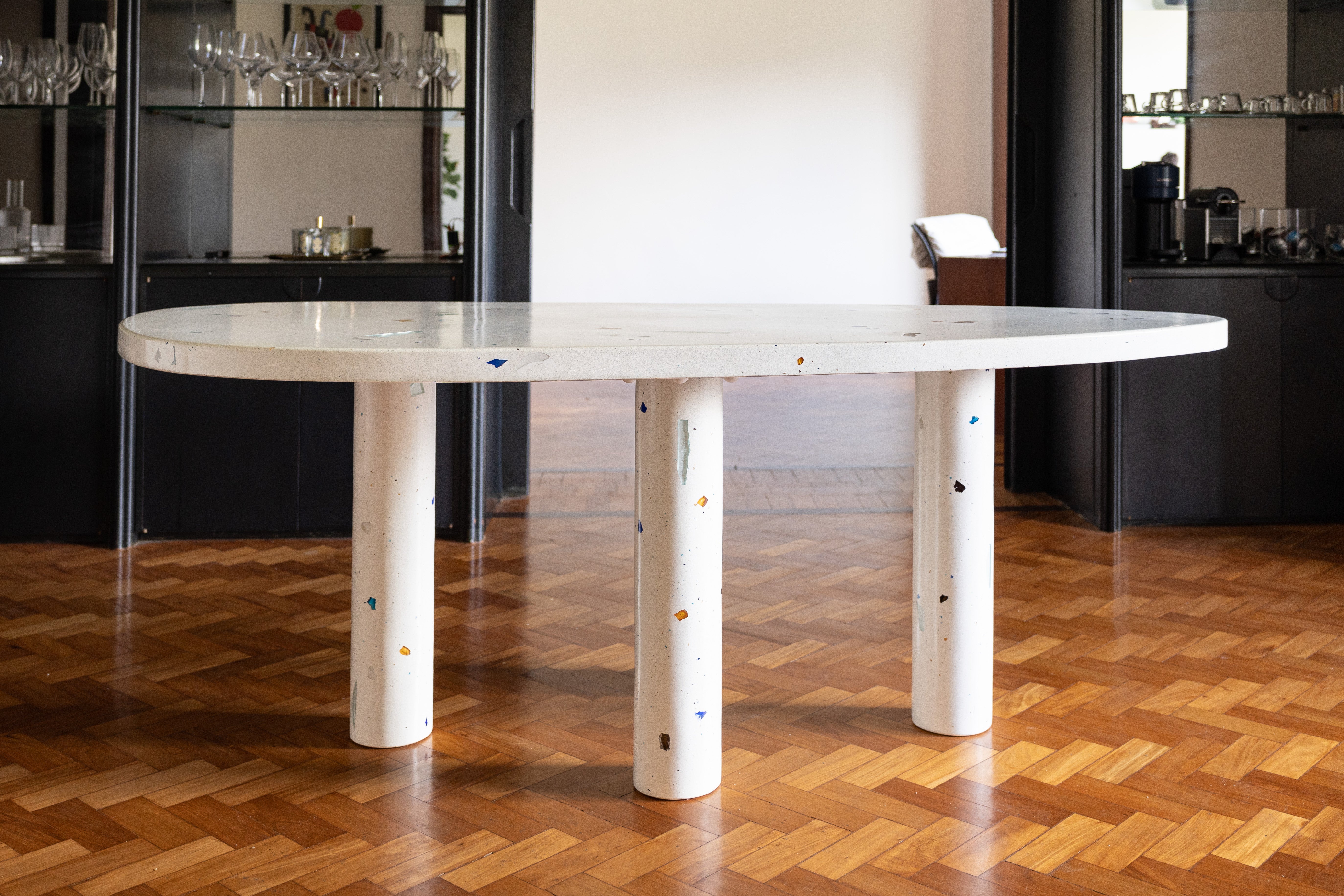 Mono Dining Table Long (8 seats):
The Mono Dining Table Long (8 seats) takes part of the MONOMORFO collection. It has an amorphous top with 2 possible variations of shape. The terrazzo composition is made of leftover glass crystals from a glass