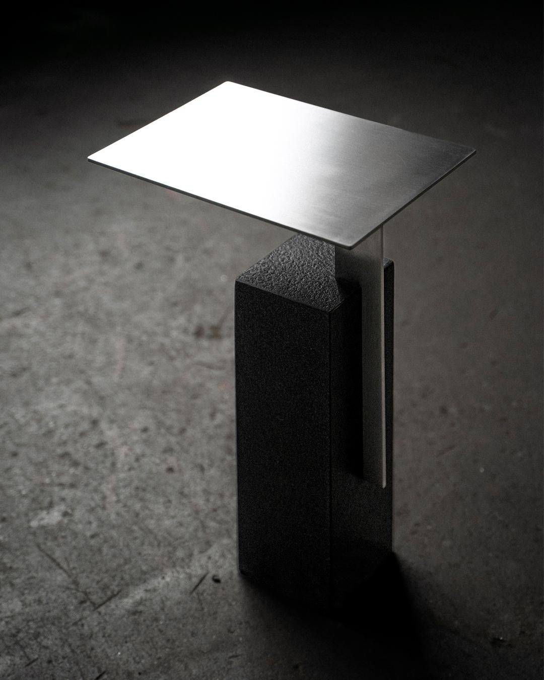 Voici la table d'appoint Mono, une pièce qui marie sans effort un design moderne à des éléments naturels. Construit dans un souci de durabilité, il témoigne d'une conception écoconsciente. Réimaginé à partir de matériaux de haute qualité tels que