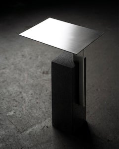Table d'appoint Mono Combining Look moderne en basalte et métal, inoxydable
