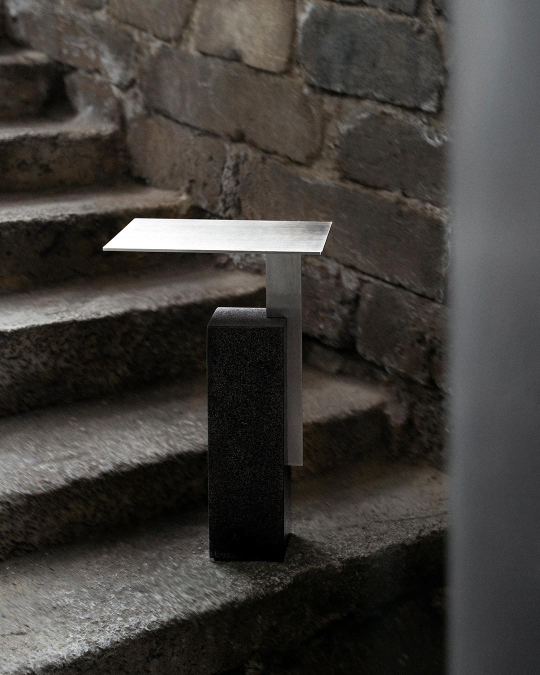 Moderne Table d'appoint Mono Combining  Look moderne en basalte et métal, inoxydable en vente