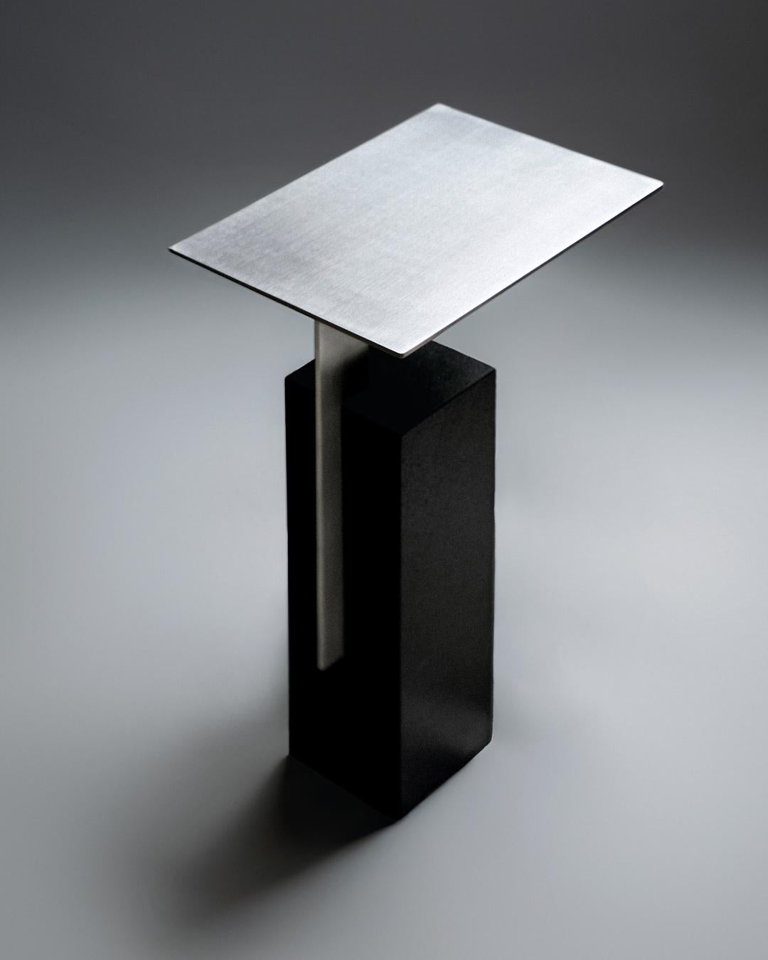 Turc Table d'appoint Mono Combining  Look moderne en basalte et métal, inoxydable en vente