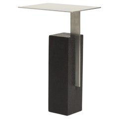 Table d'appoint Mono Combining  Look moderne en basalte et métal, inoxydable